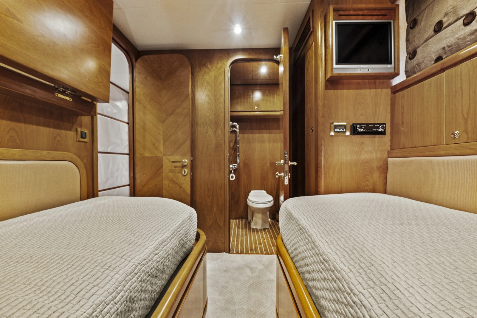 Port Guest Cabin Looking Forward