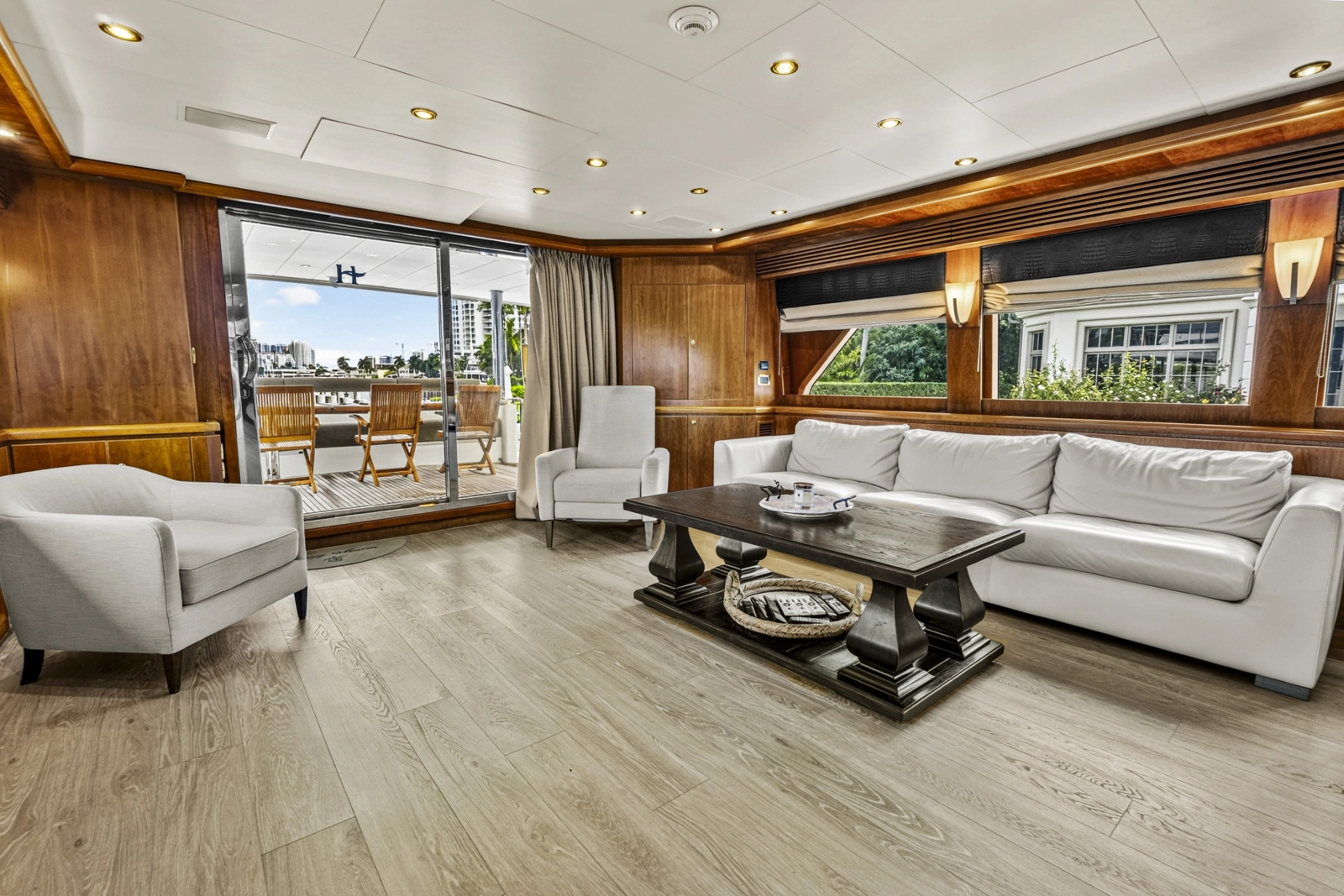 Salon Looking To Port