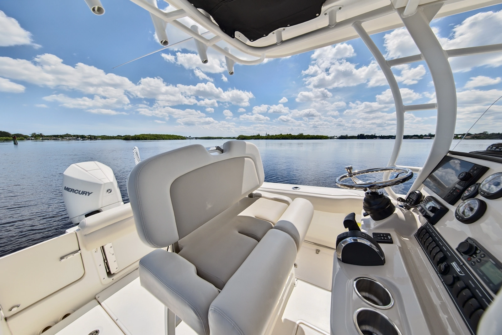 2022 Boston Whaler 230 Outrage