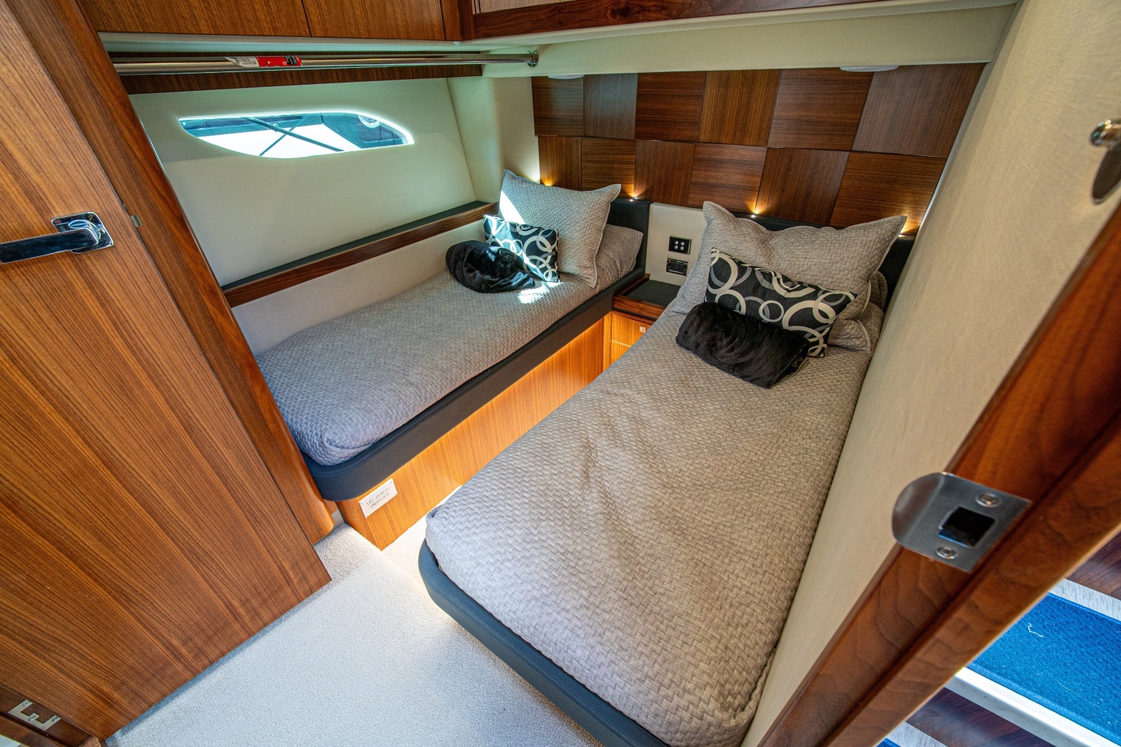2015 Riviera 6000 Sport Yacht