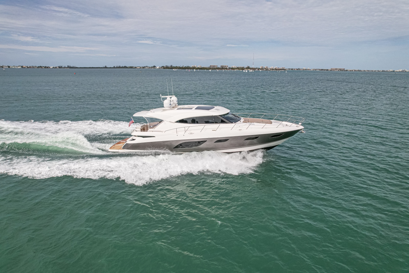 2015 Riviera 6000 Sport Yacht
