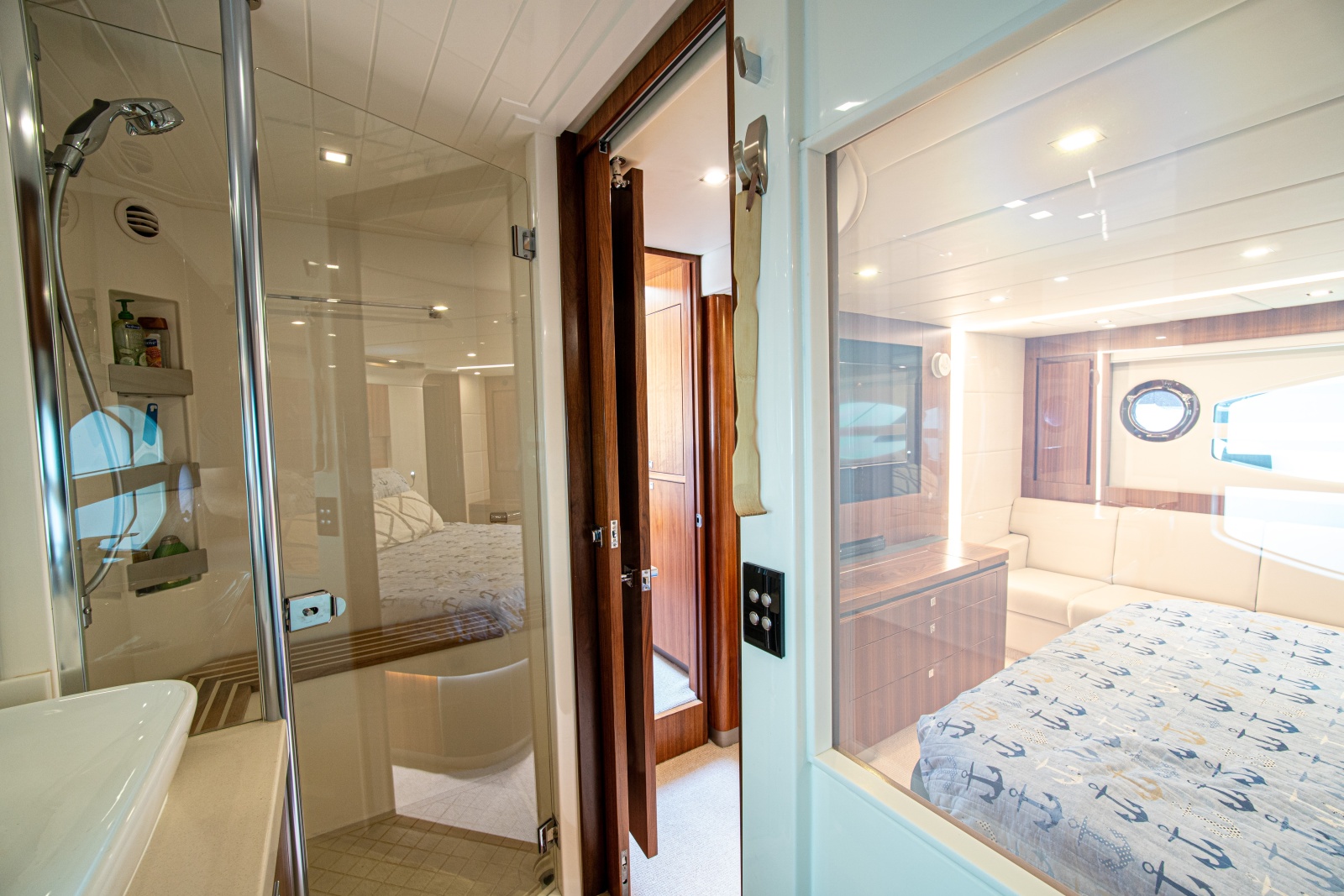 2015 Riviera 6000 Sport Yacht
