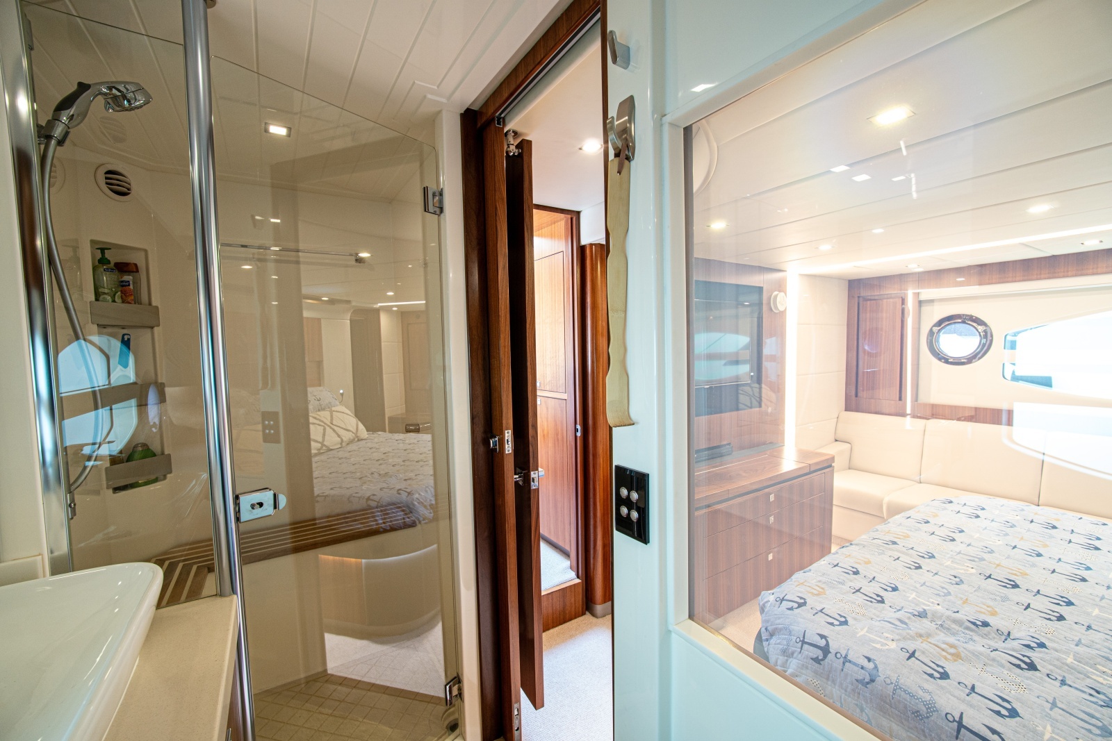 2015 Riviera 6000 Sport Yacht