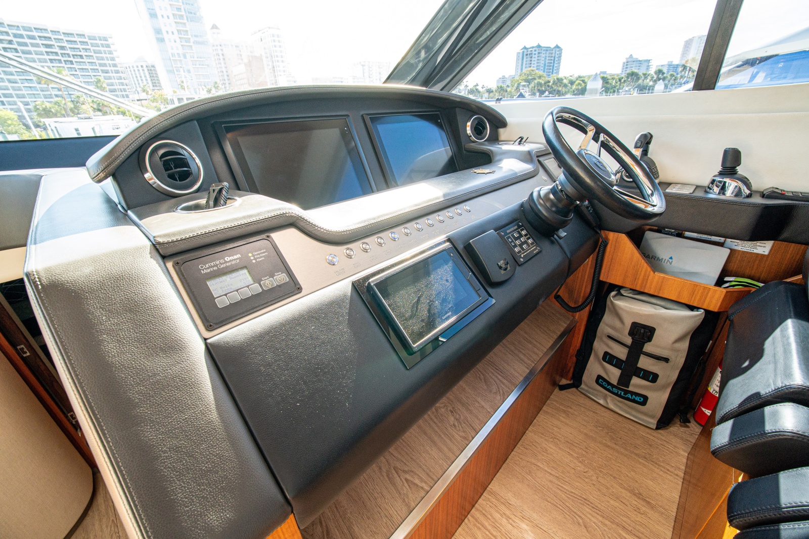 2015 Riviera 6000 Sport Yacht