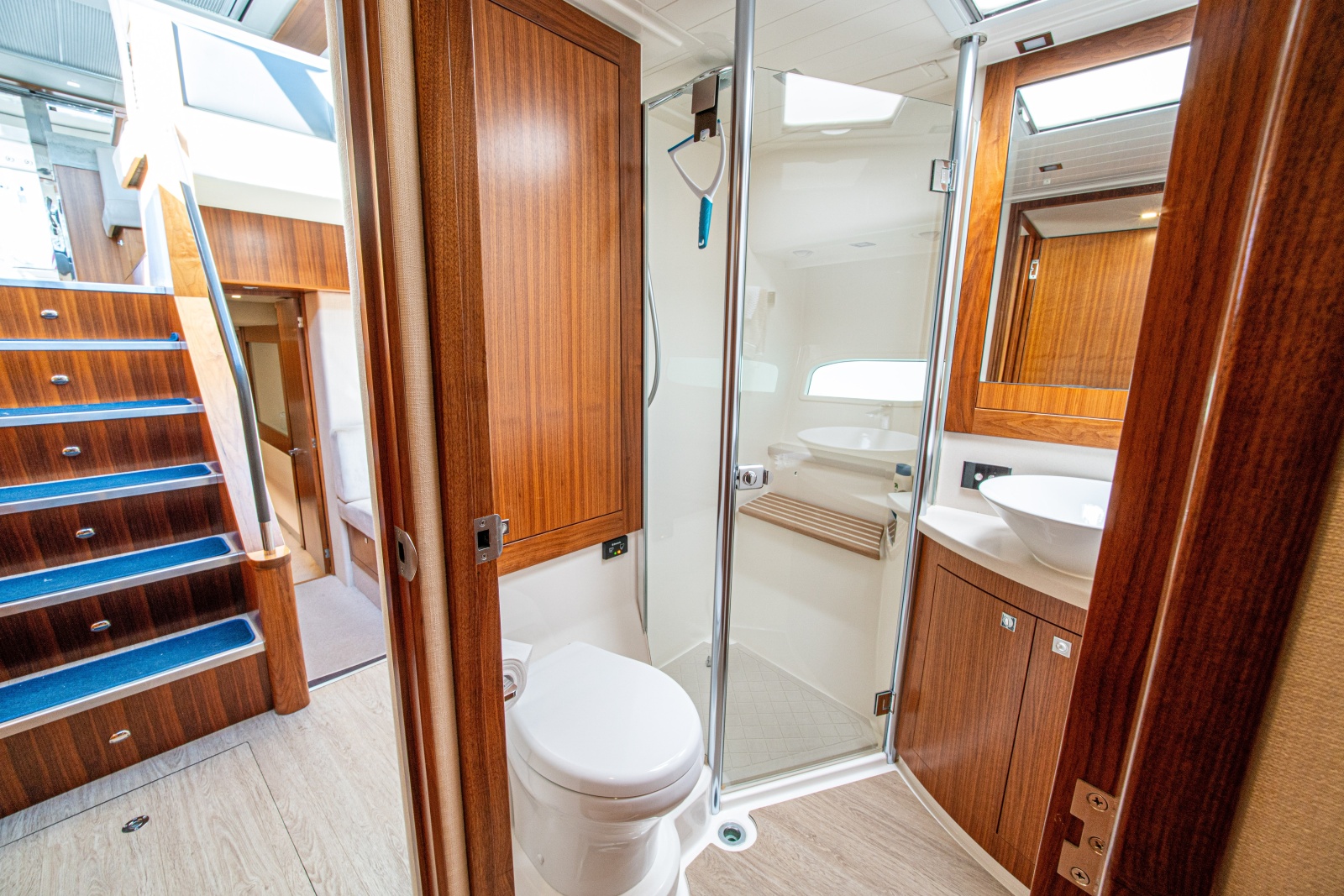 2015 Riviera 6000 Sport Yacht
