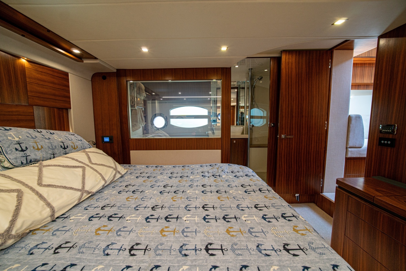 2015 Riviera 6000 Sport Yacht