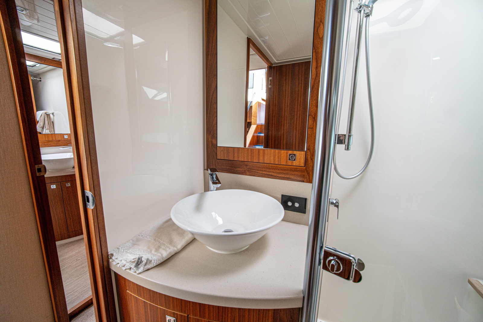 2015 Riviera 6000 Sport Yacht
