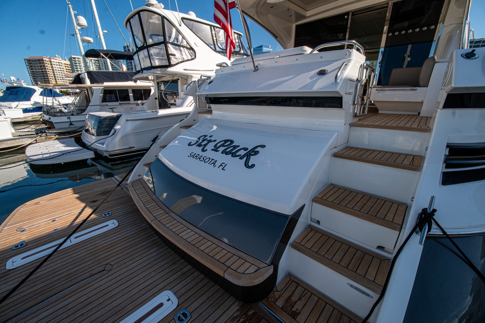 2015 Riviera 6000 Sport Yacht