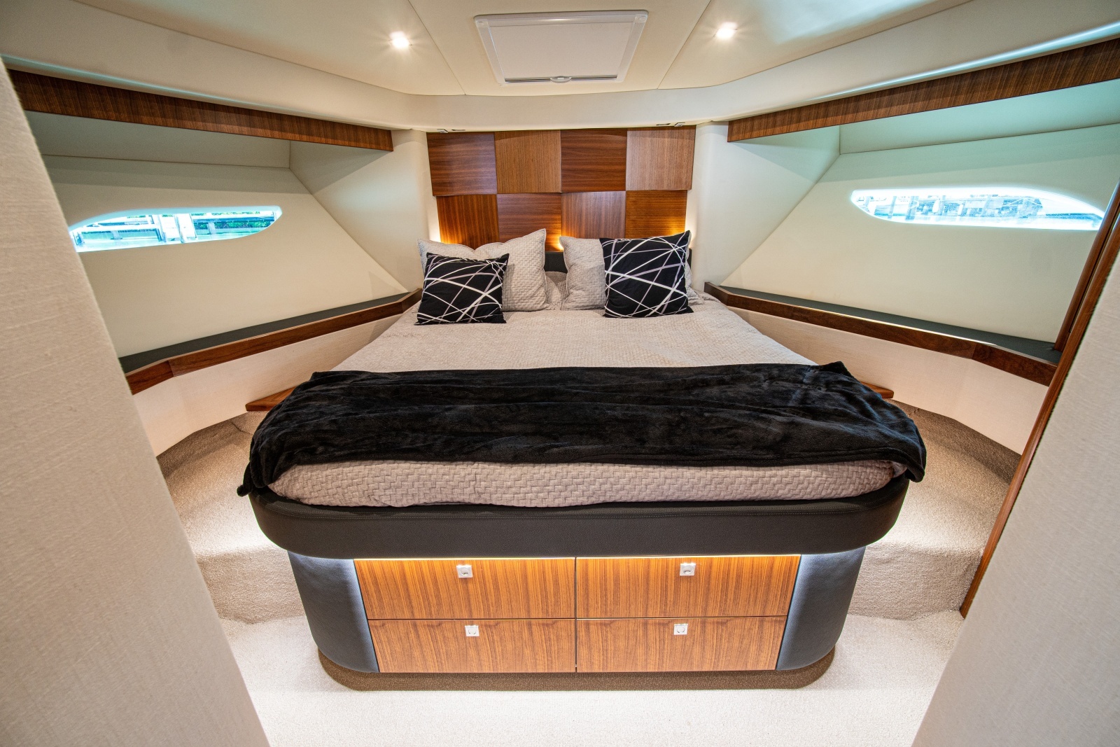 2015 Riviera 6000 Sport Yacht