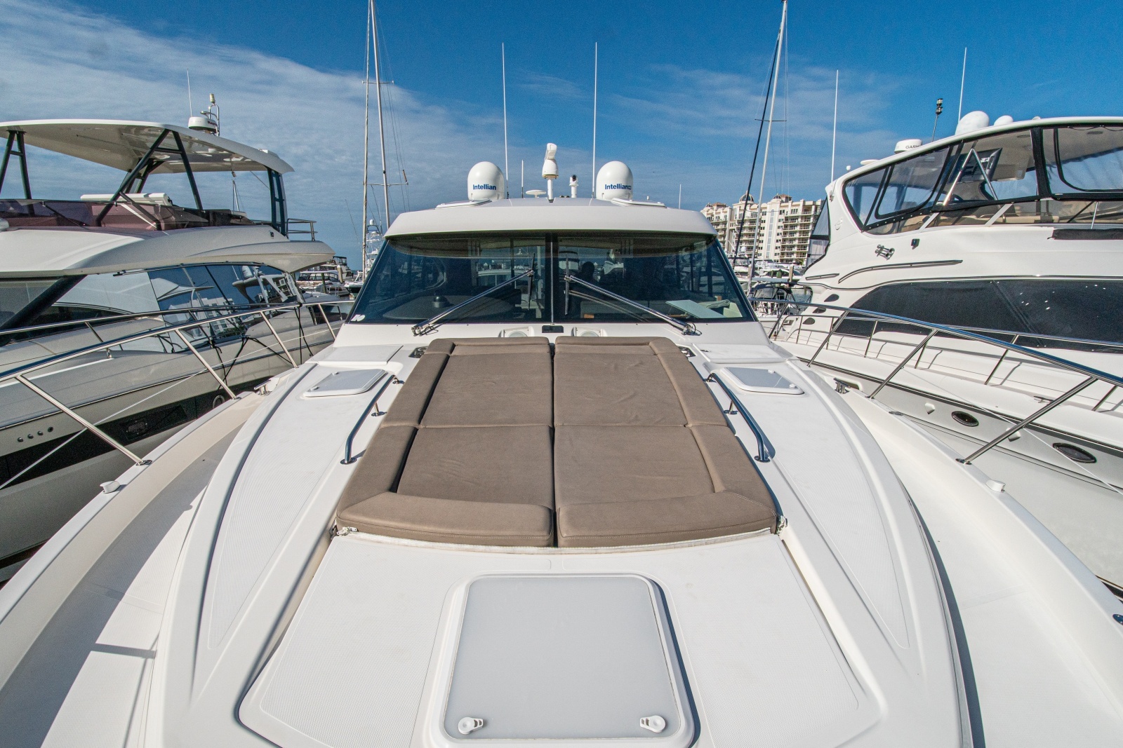 2015 Riviera 6000 Sport Yacht