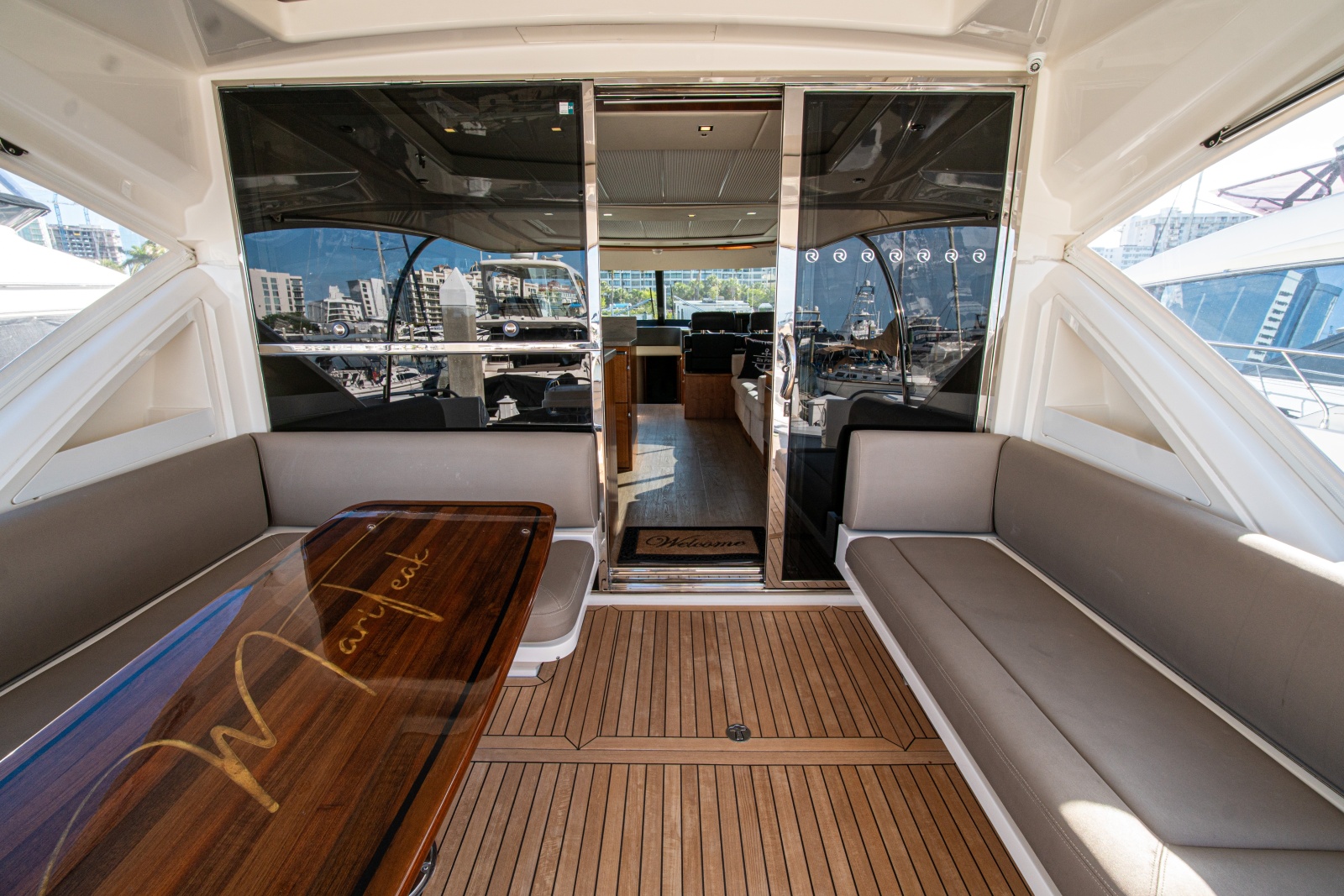 2015 Riviera 6000 Sport Yacht