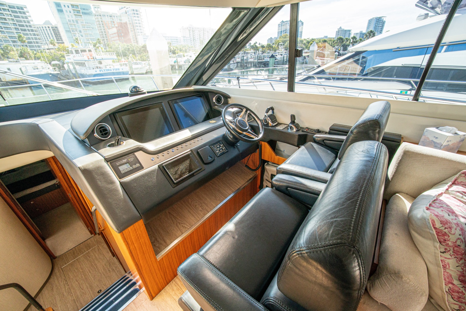 2015 Riviera 6000 Sport Yacht
