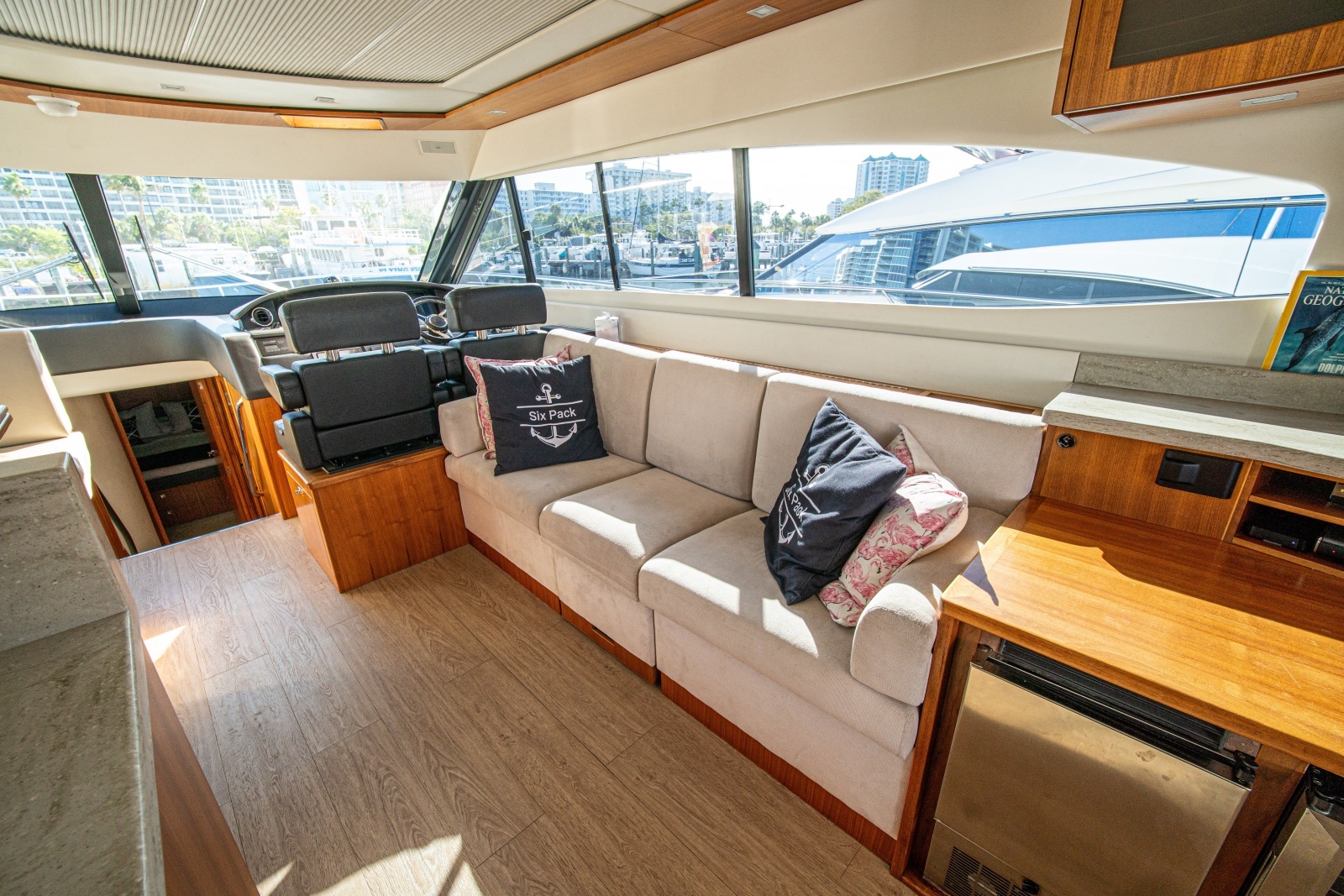 2015 Riviera 6000 Sport Yacht