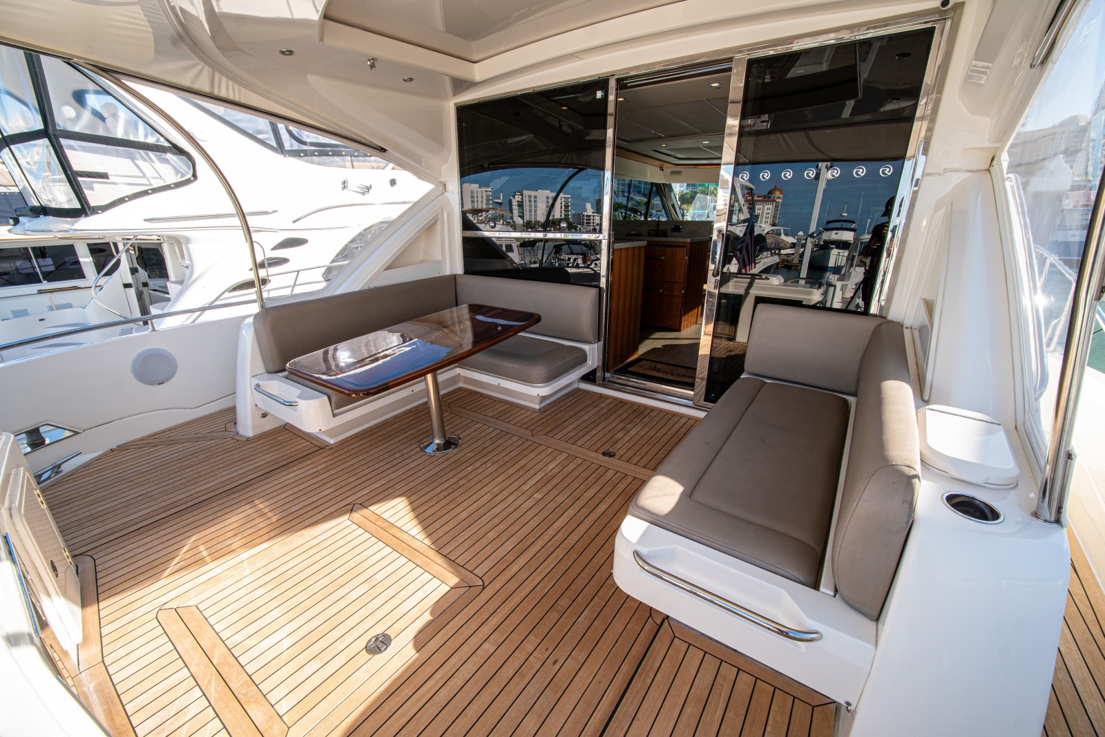 2015 Riviera 6000 Sport Yacht