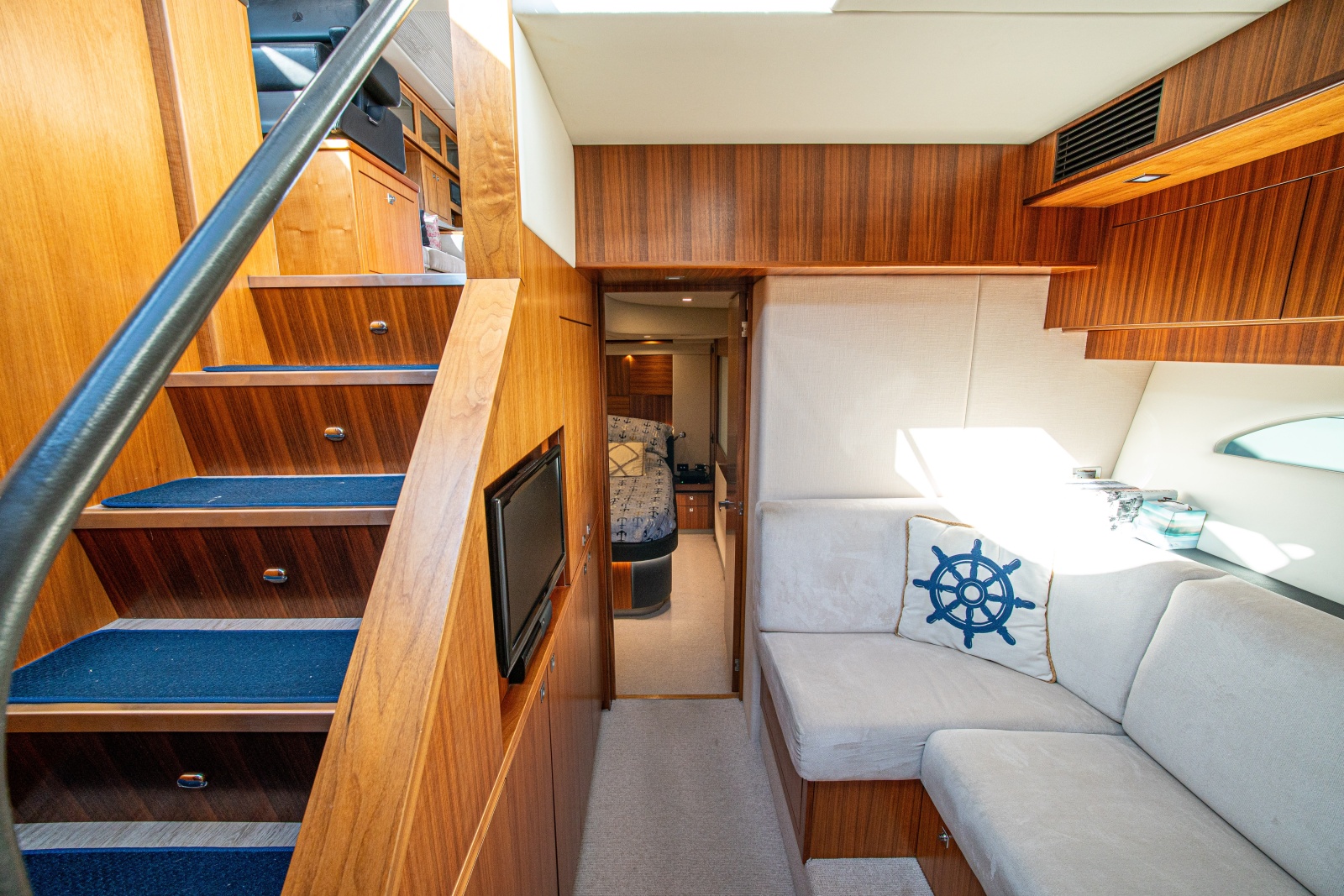 2015 Riviera 6000 Sport Yacht