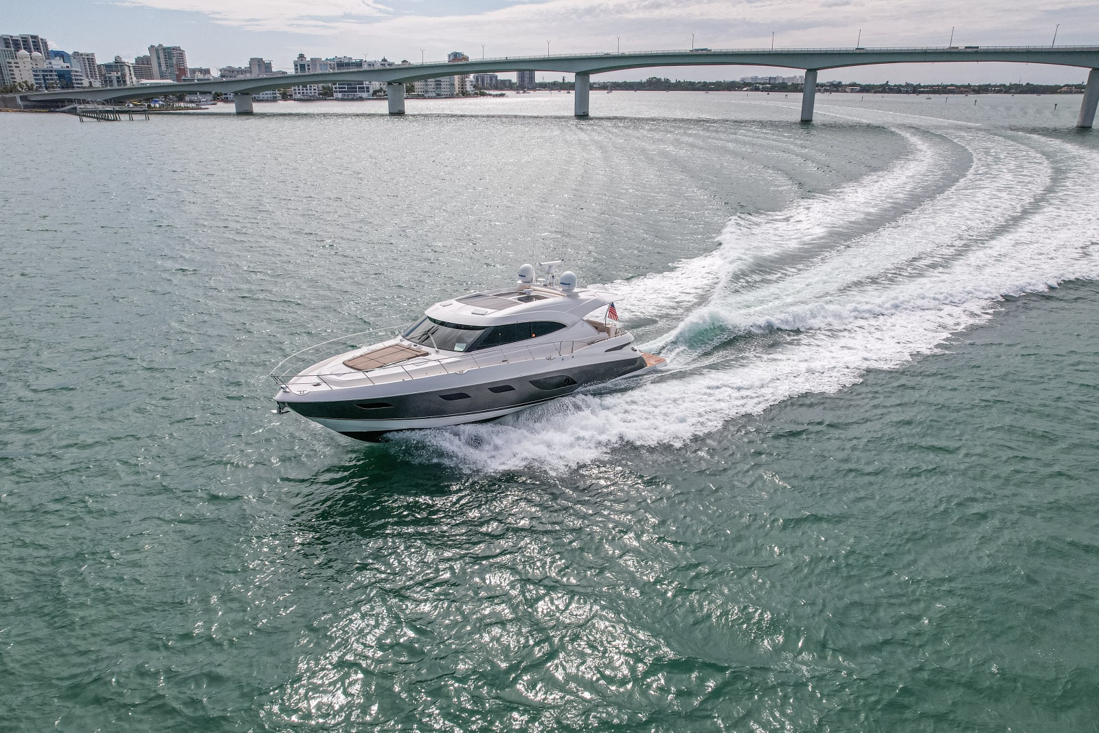2015 Riviera 6000 Sport Yacht
