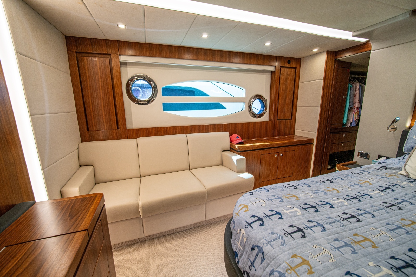 2015 Riviera 6000 Sport Yacht