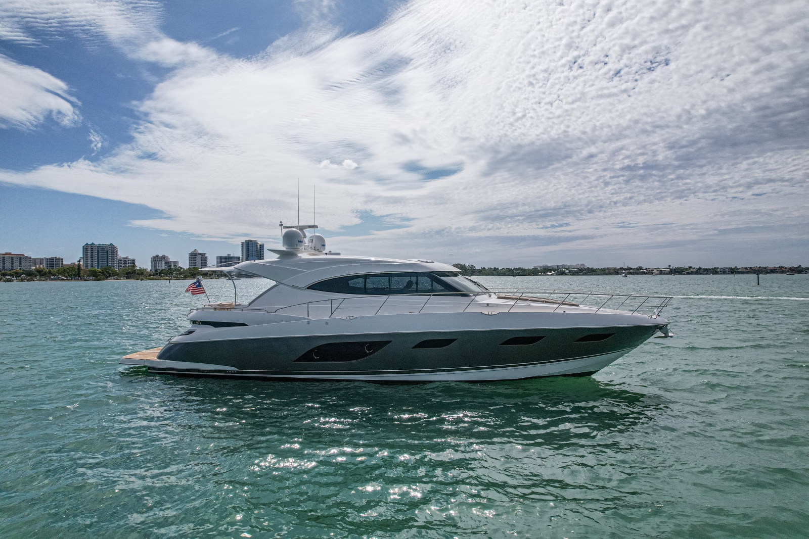 2015 Riviera 6000 Sport Yacht
