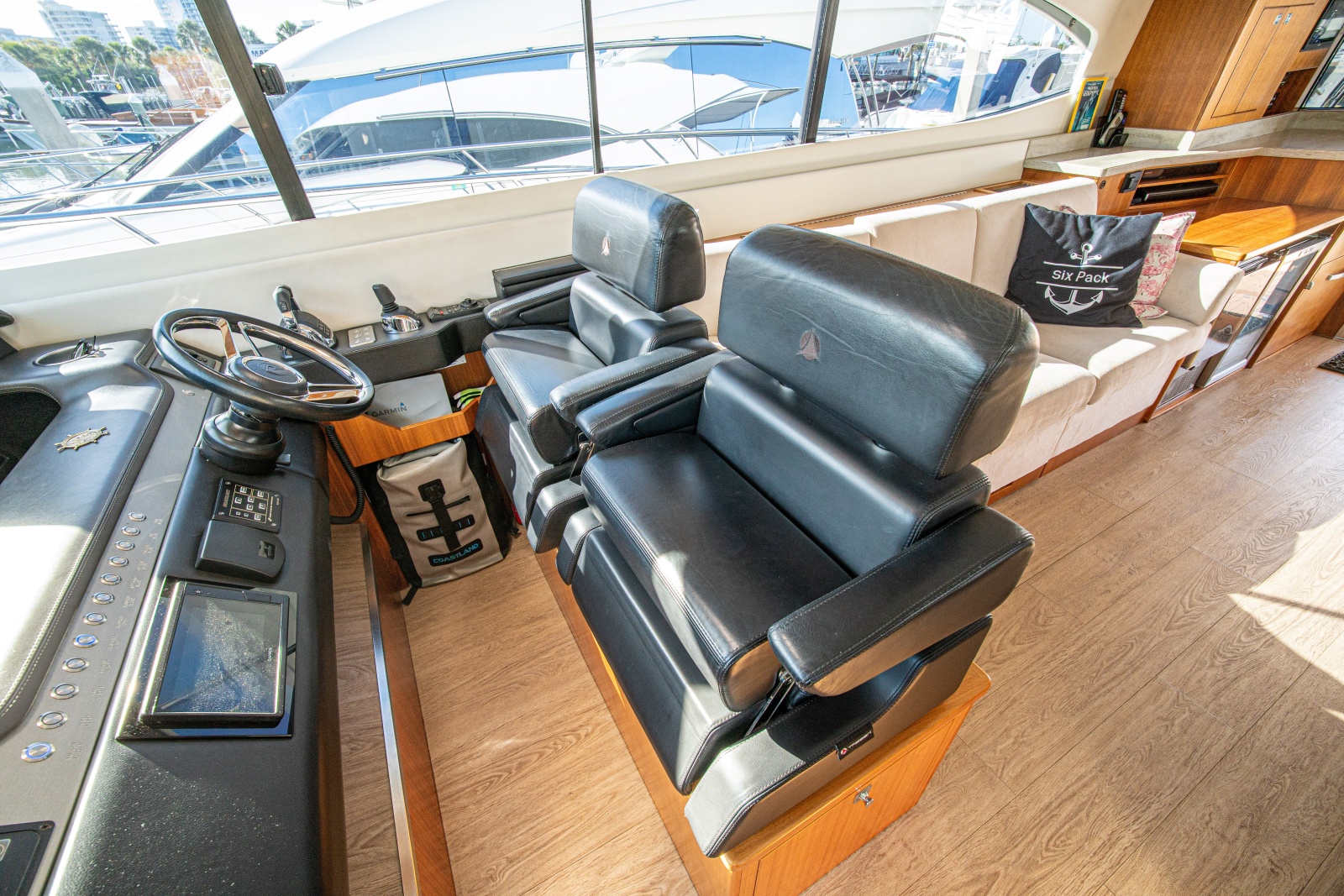 2015 Riviera 6000 Sport Yacht