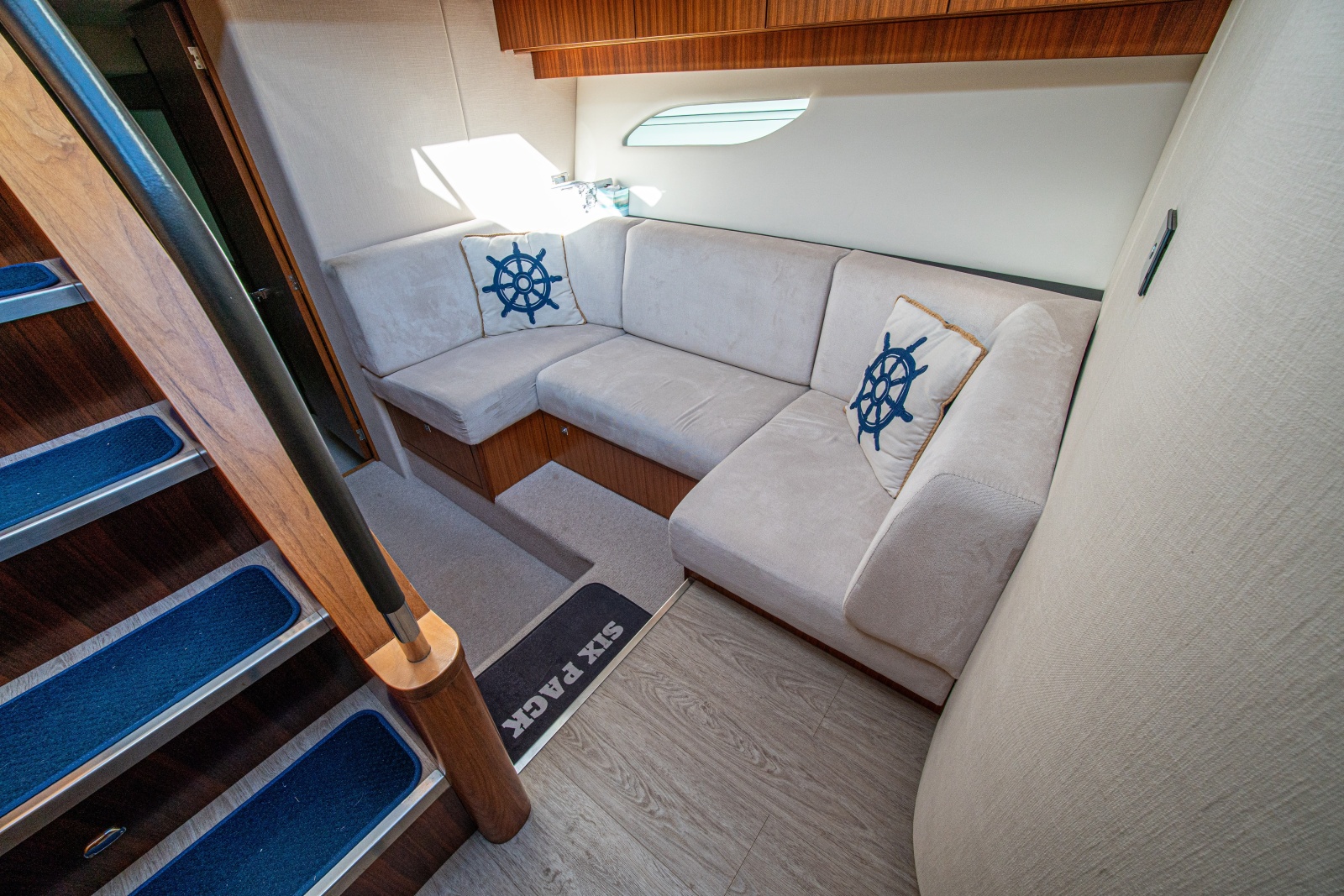 2015 Riviera 6000 Sport Yacht