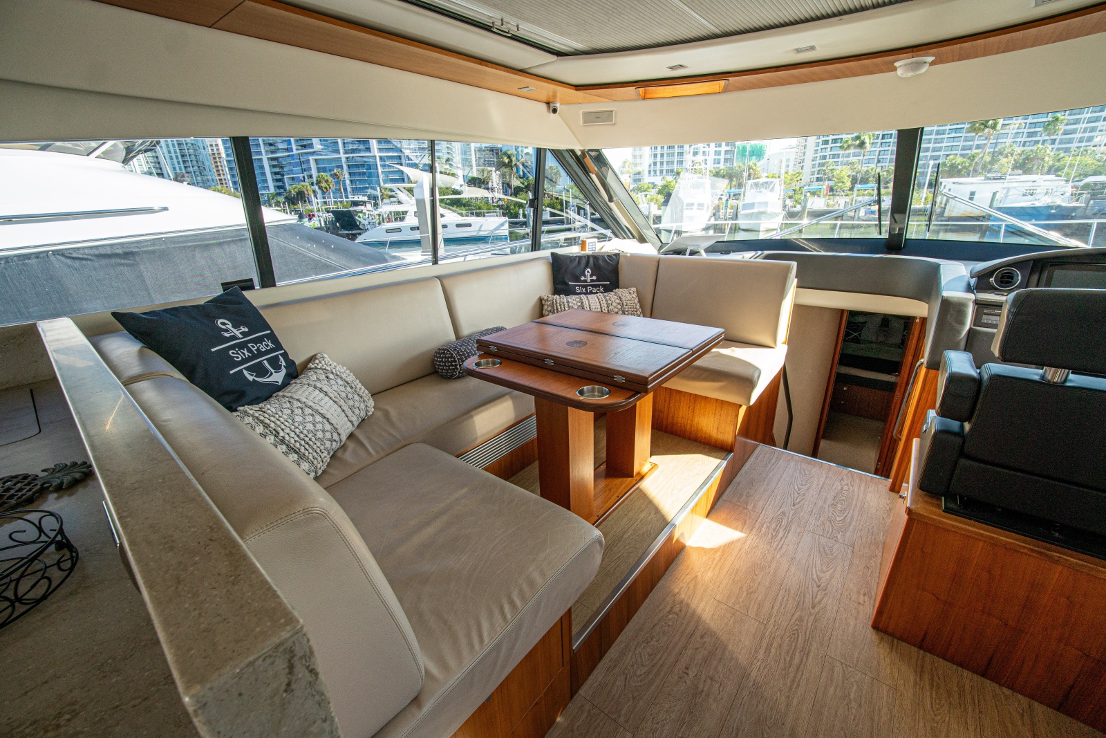 2015 Riviera 6000 Sport Yacht