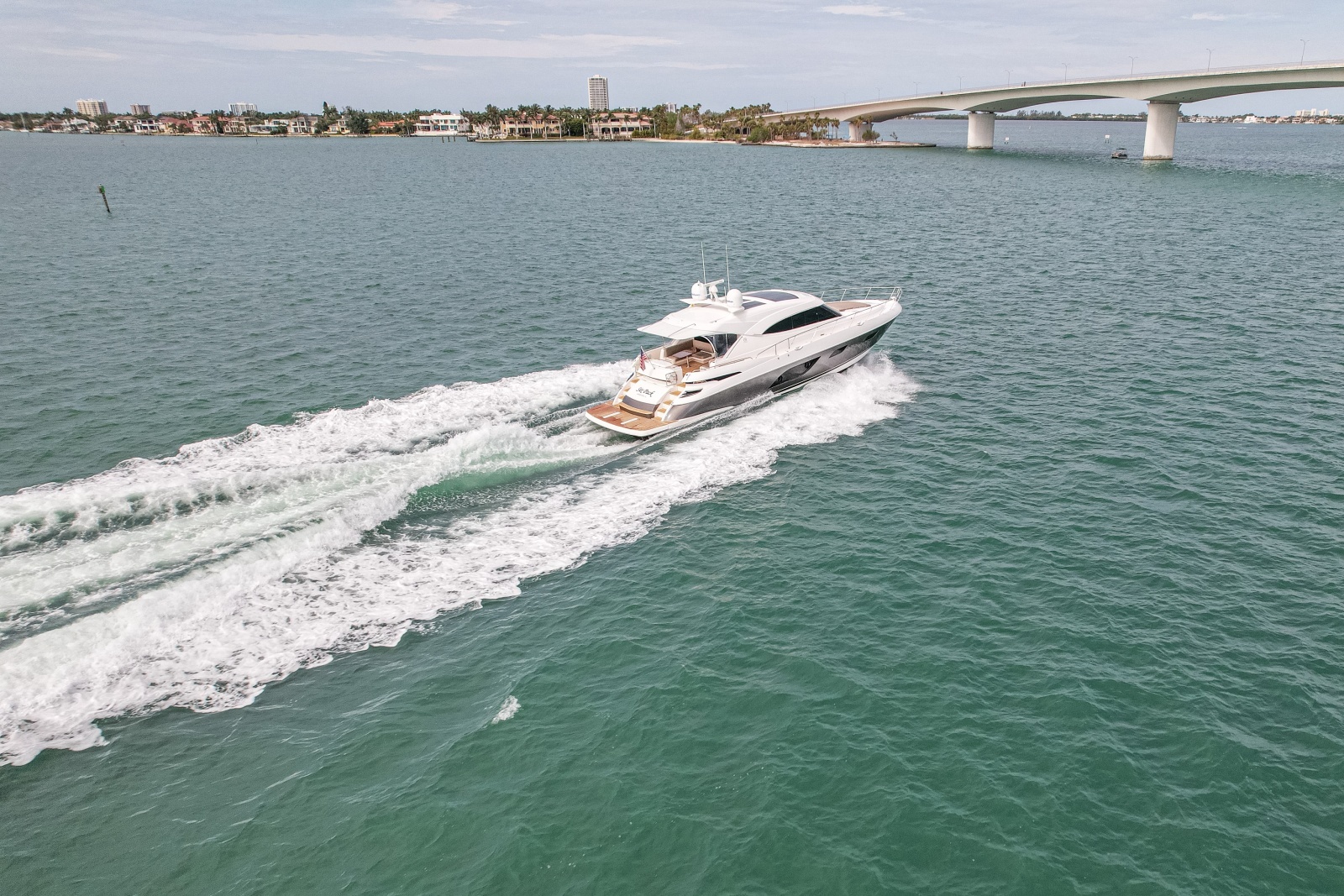 2015 Riviera 6000 Sport Yacht