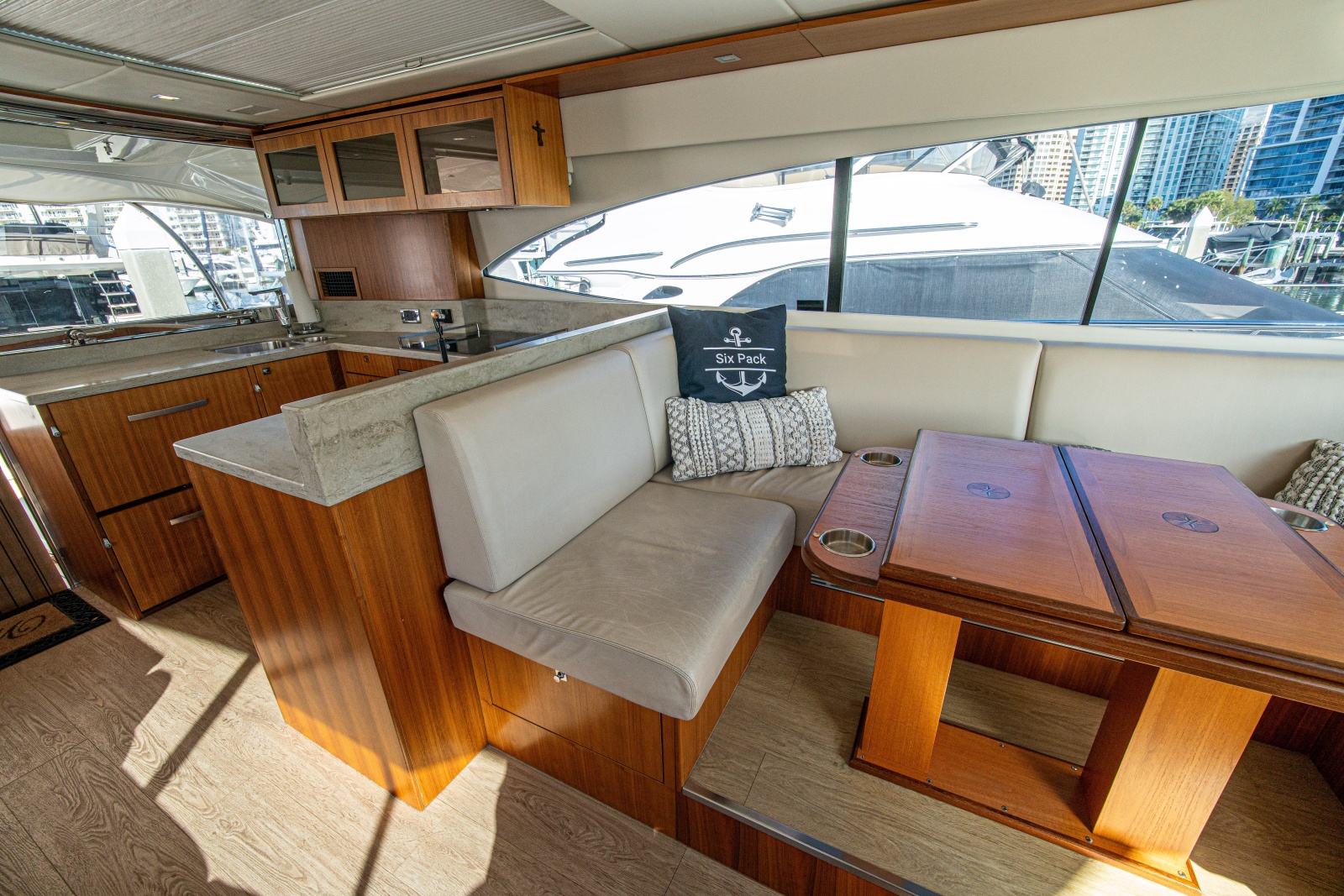 2015 Riviera 6000 Sport Yacht
