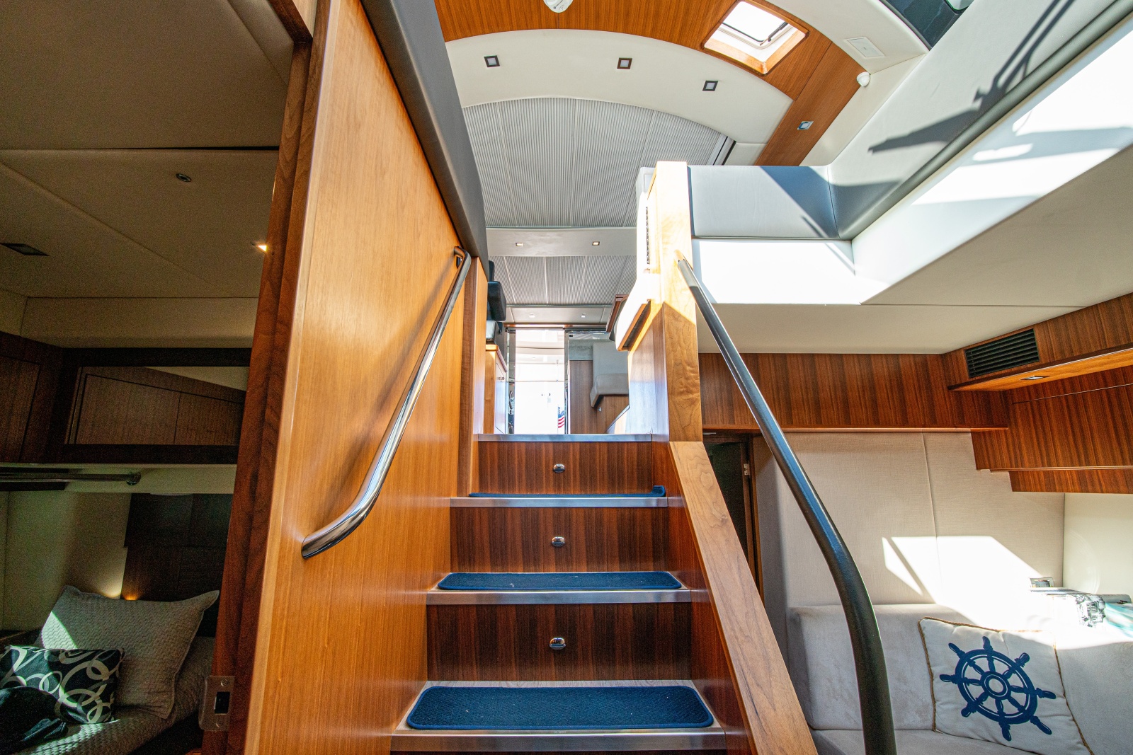 2015 Riviera 6000 Sport Yacht