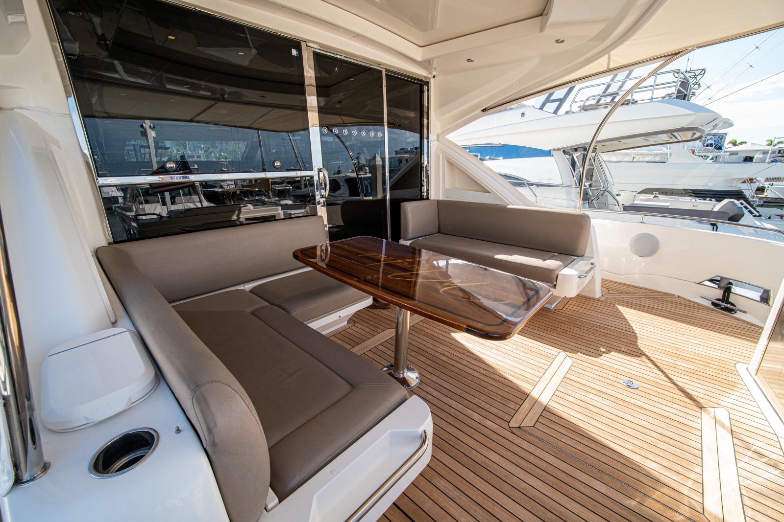 2015 Riviera 6000 Sport Yacht