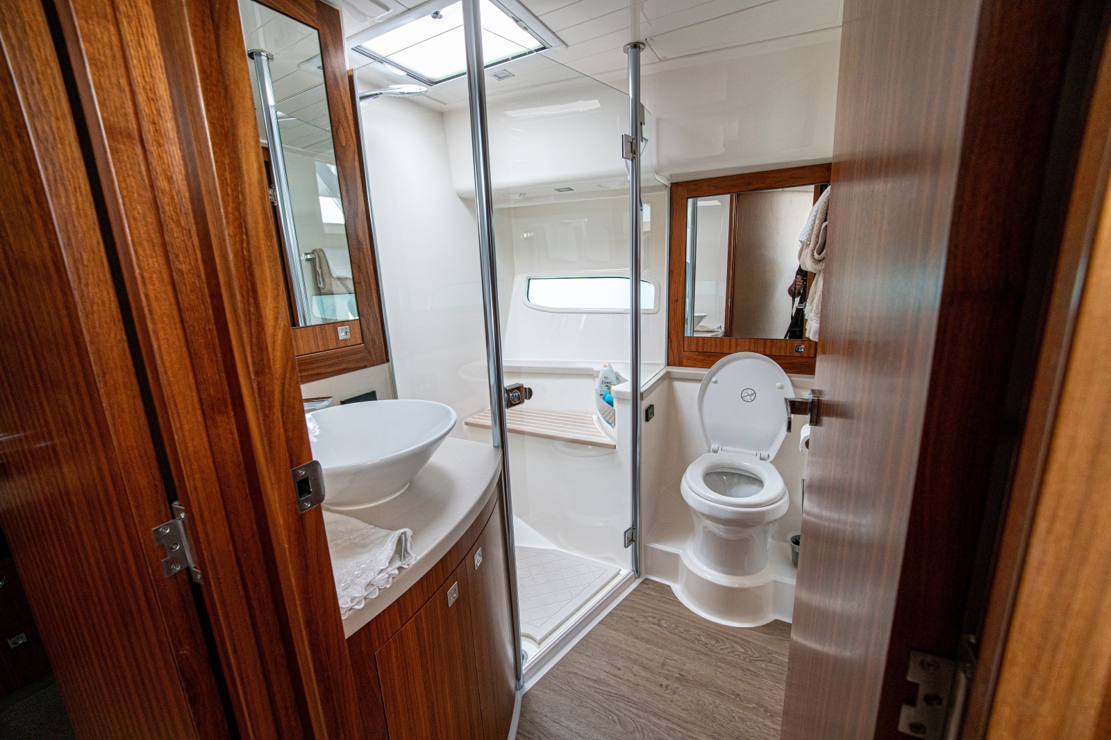 2015 Riviera 6000 Sport Yacht