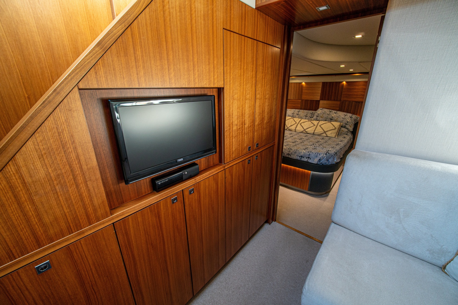 2015 Riviera 6000 Sport Yacht