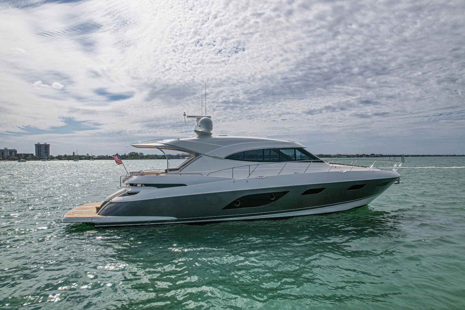 2015 Riviera 6000 Sport Yacht
