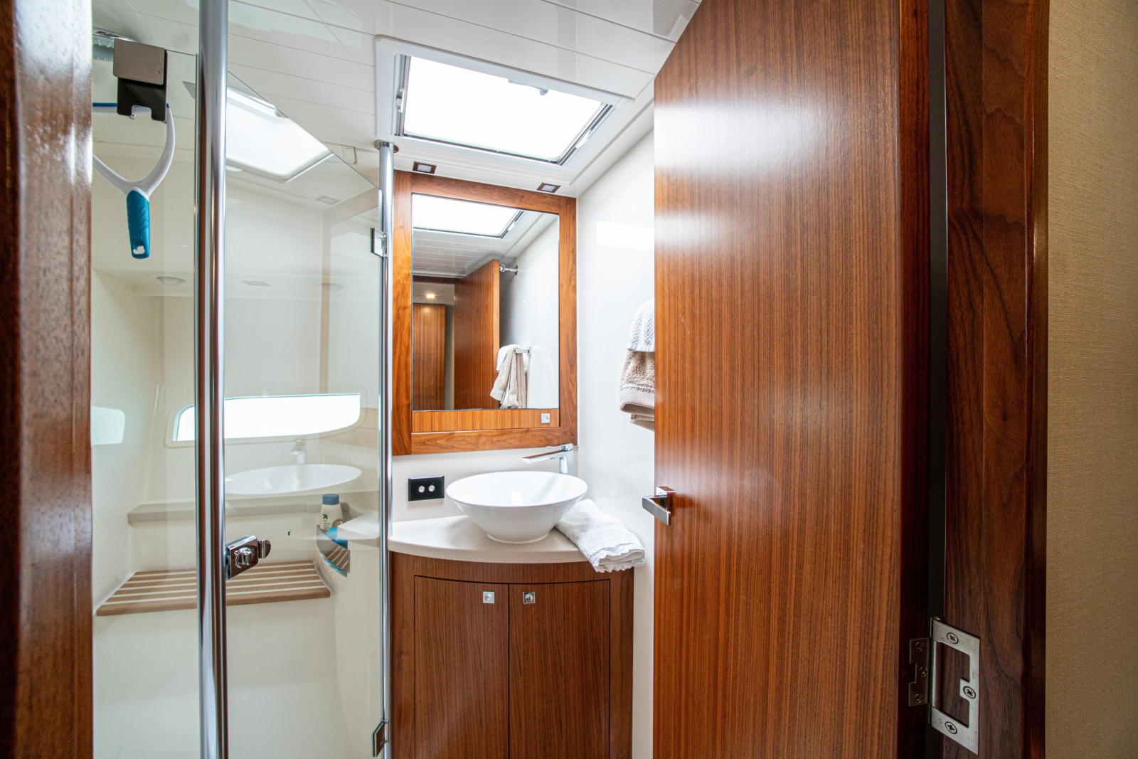 2015 Riviera 6000 Sport Yacht