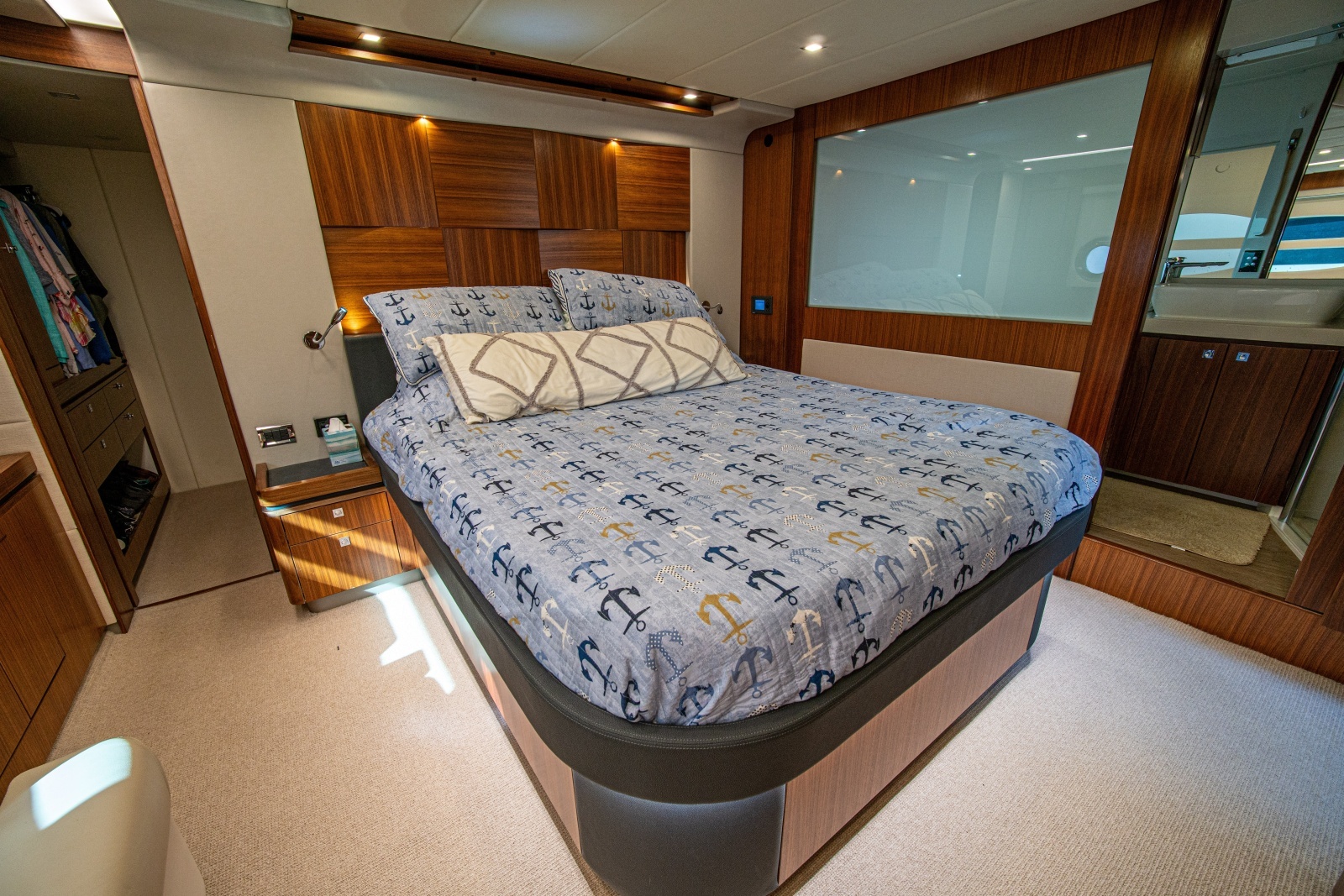 2015 Riviera 6000 Sport Yacht