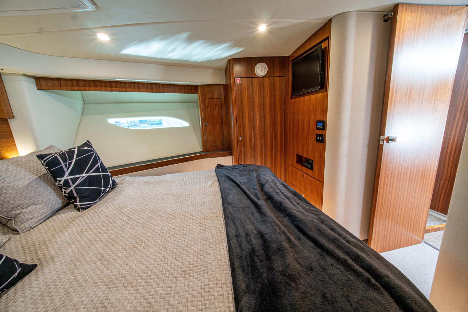 2015 Riviera 6000 Sport Yacht