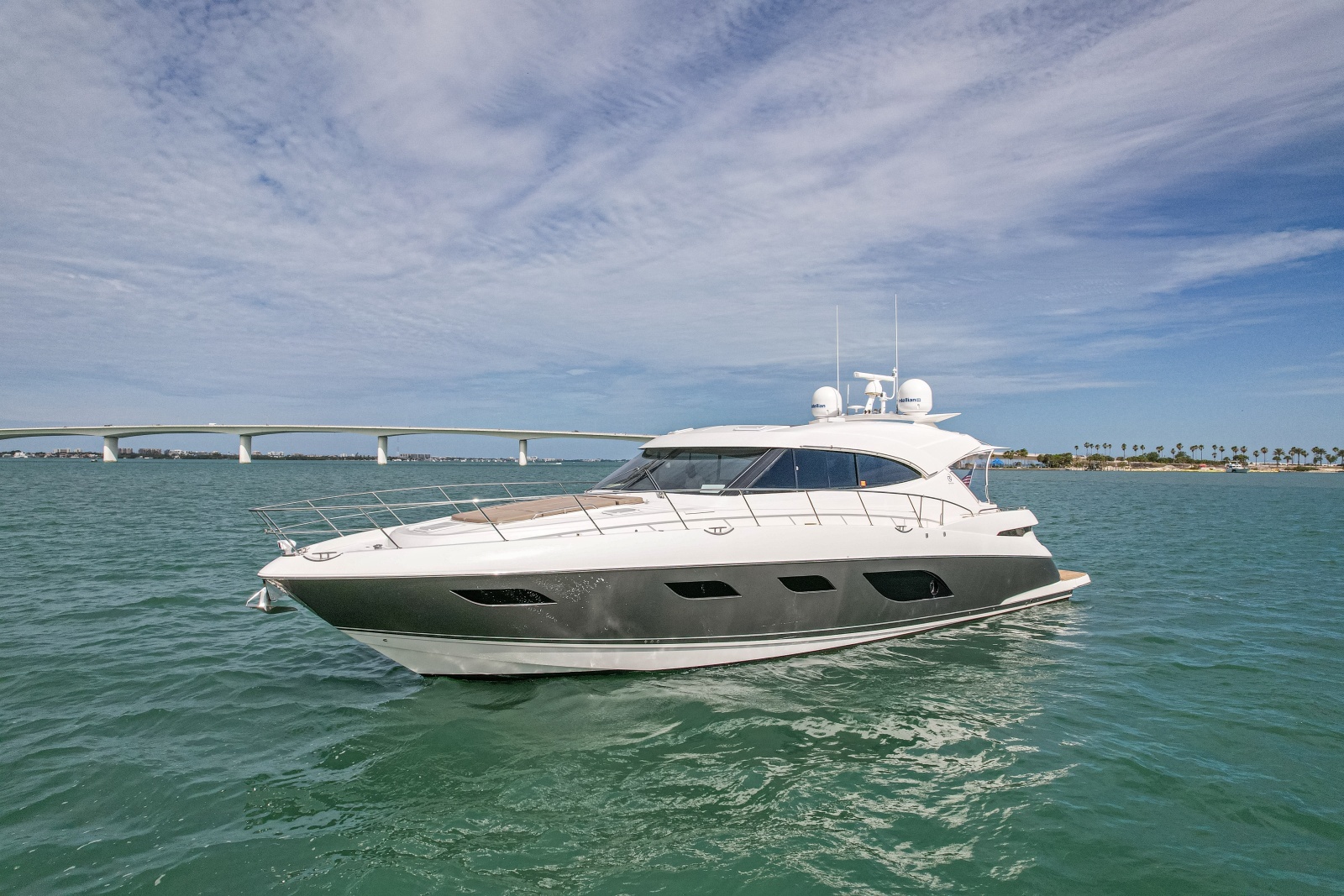 2015 Riviera 6000 Sport Yacht