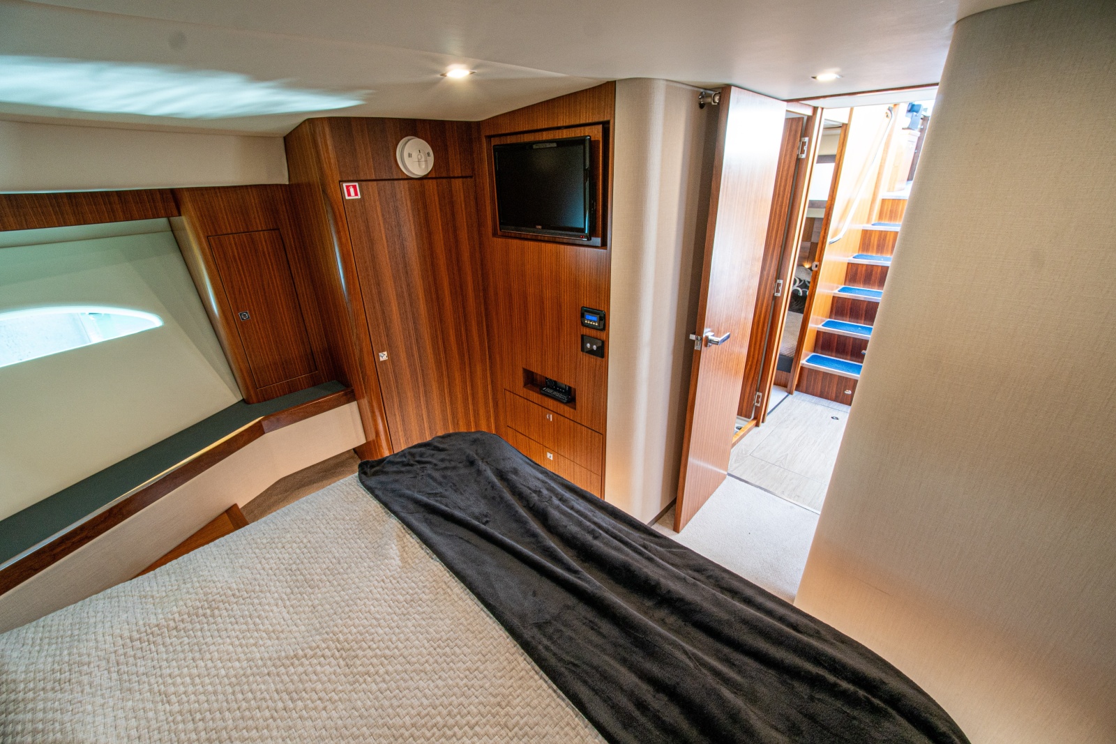 2015 Riviera 6000 Sport Yacht