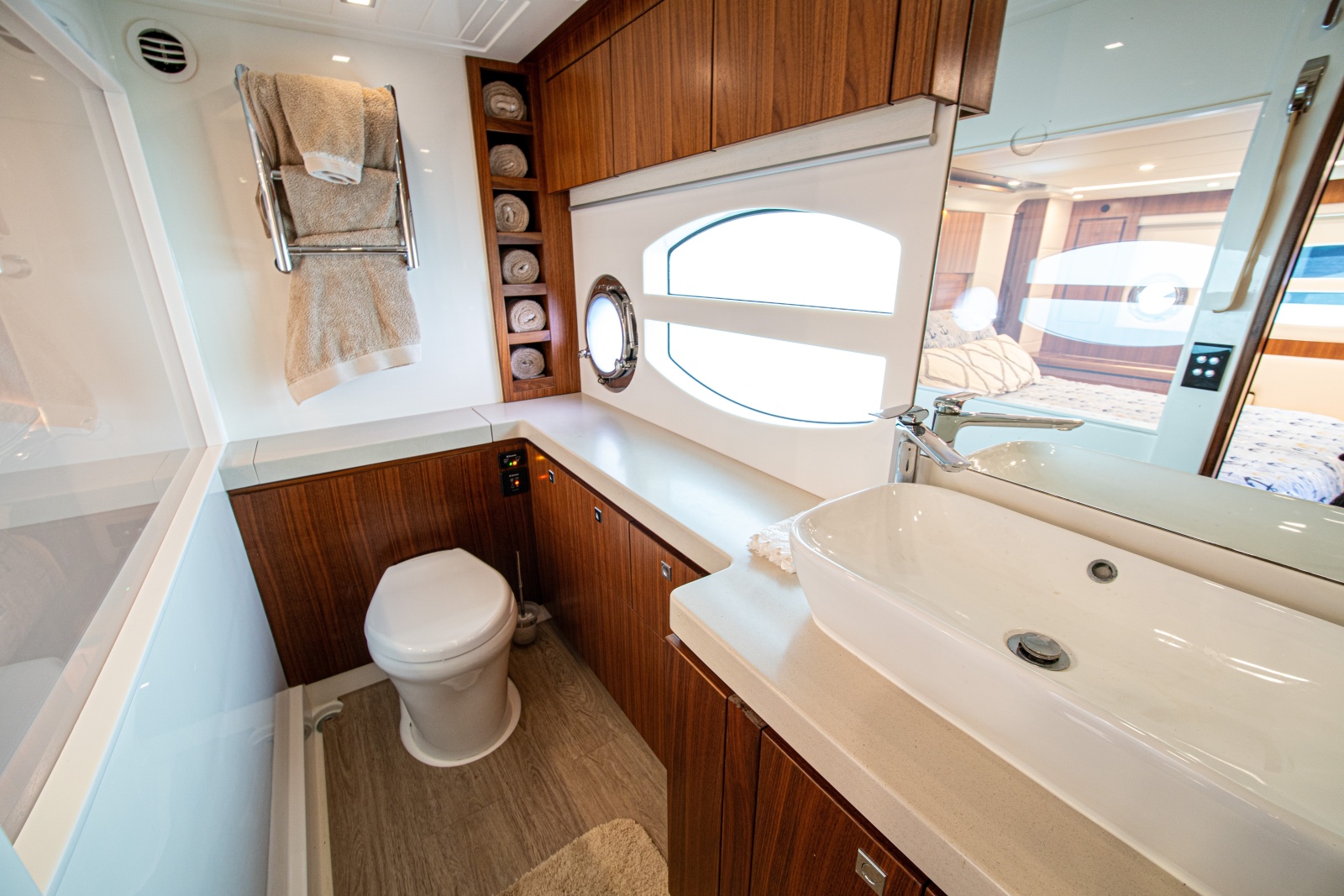 2015 Riviera 6000 Sport Yacht