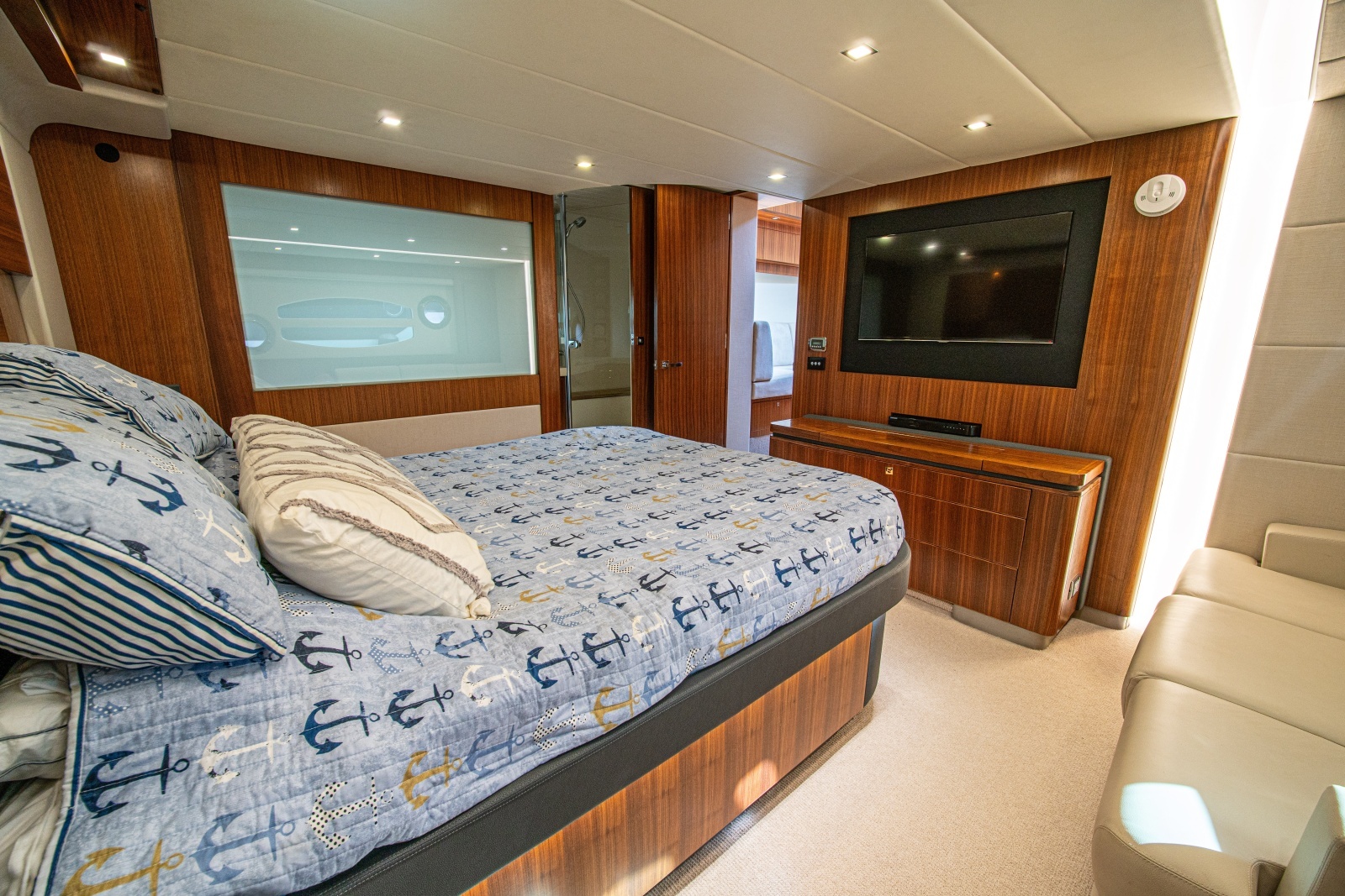 2015 Riviera 6000 Sport Yacht
