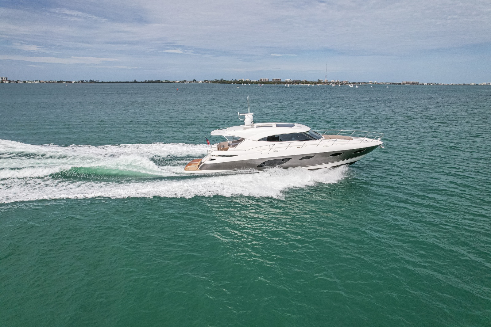 2015 Riviera 6000 Sport Yacht