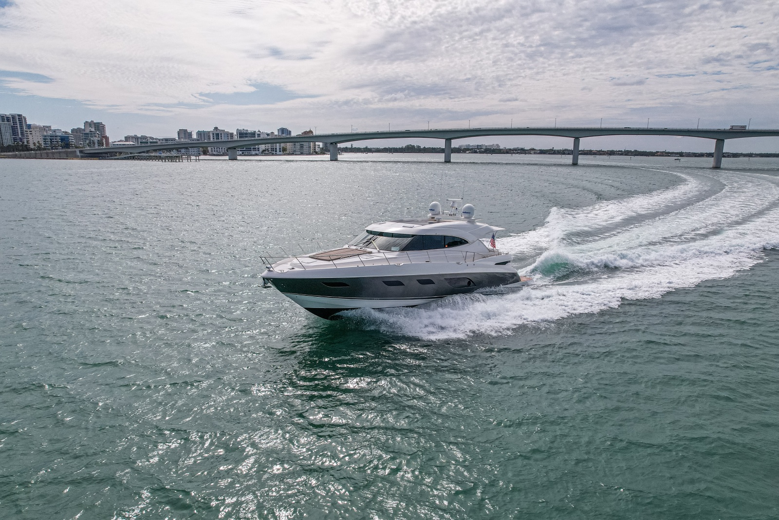 2015 Riviera 6000 Sport Yacht