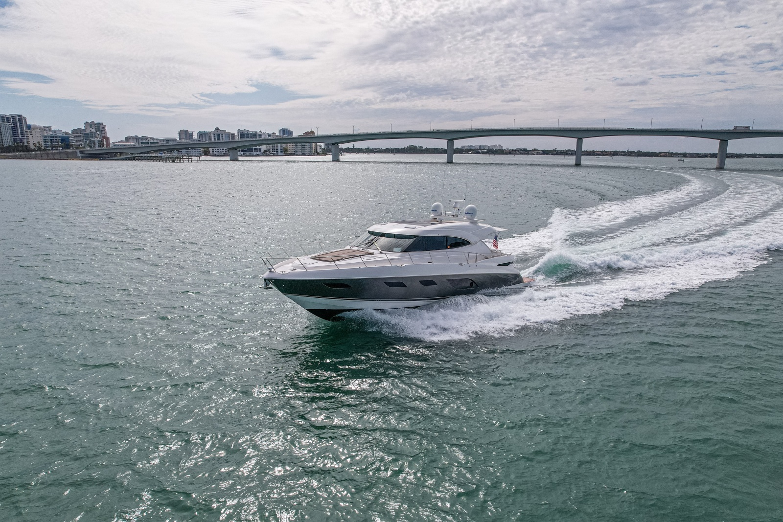 2015 Riviera 6000 Sport Yacht