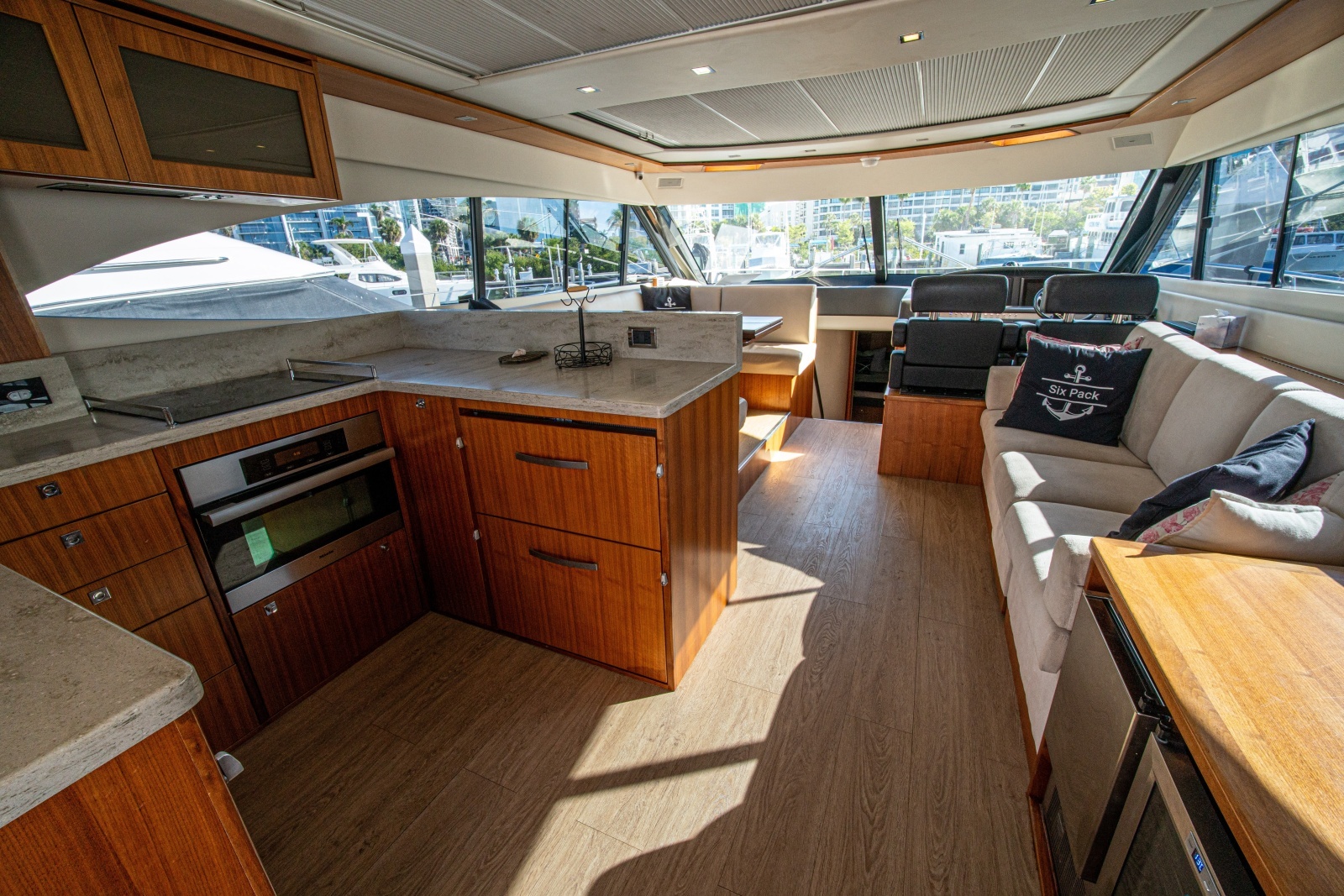 2015 Riviera 6000 Sport Yacht