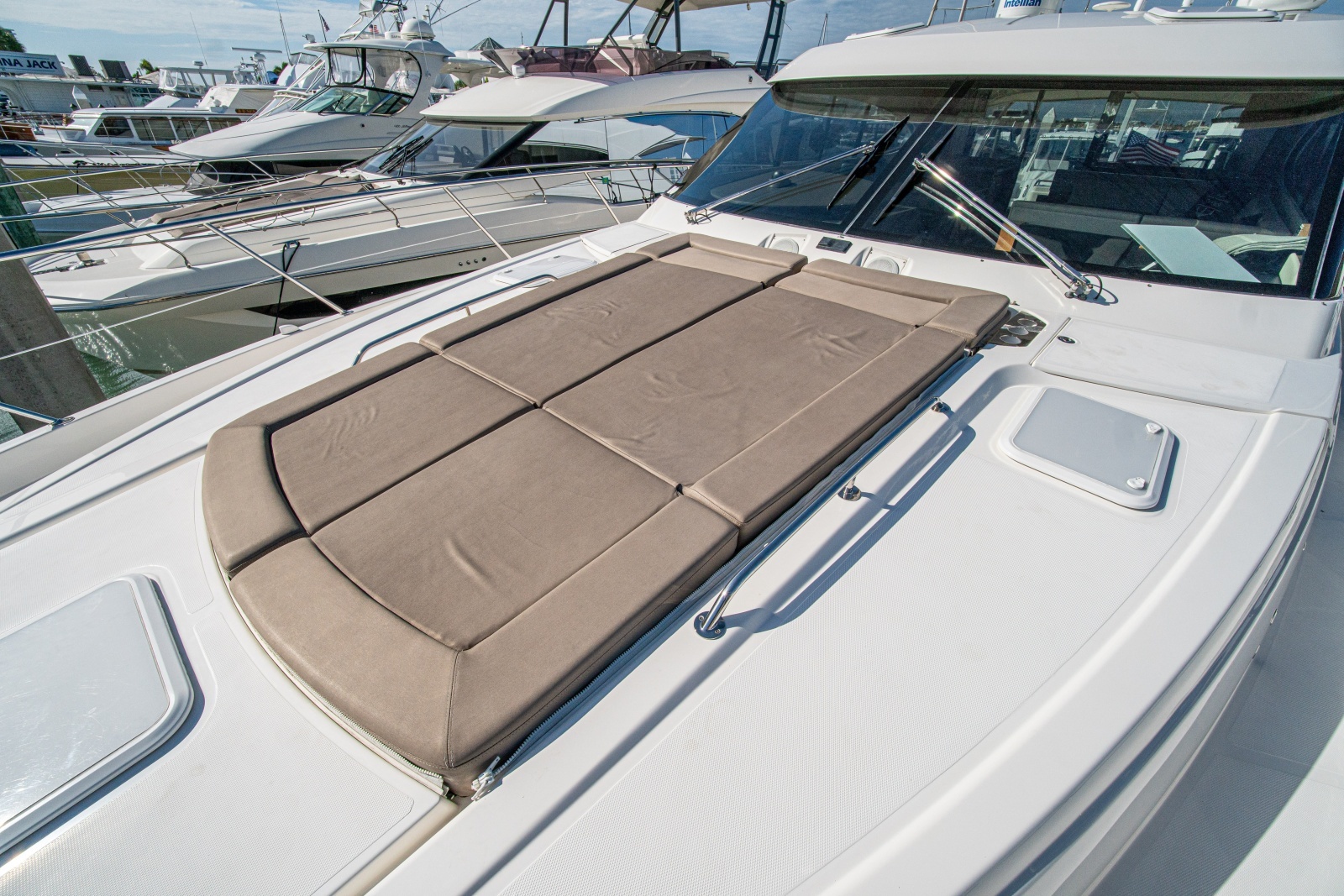 2015 Riviera 6000 Sport Yacht