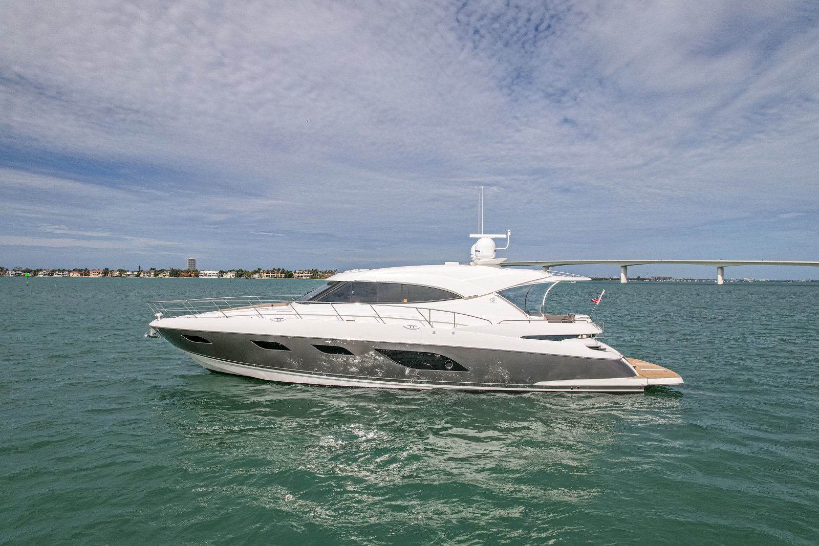 2015 Riviera 6000 Sport Yacht