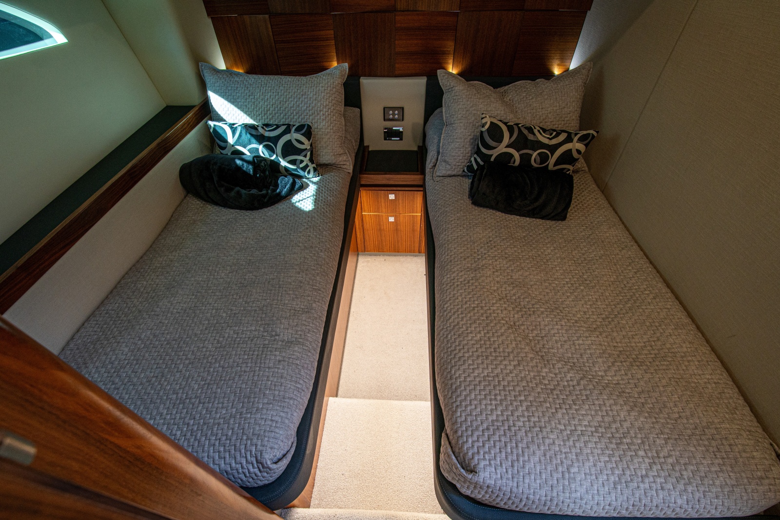 2015 Riviera 6000 Sport Yacht
