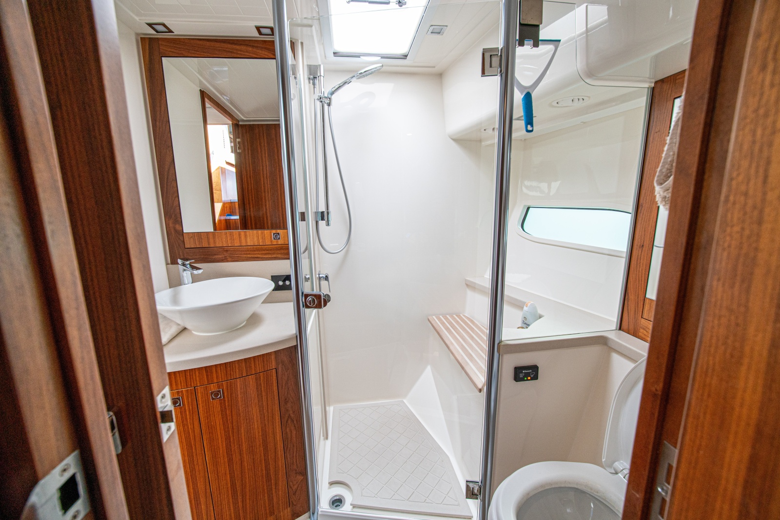 2015 Riviera 6000 Sport Yacht