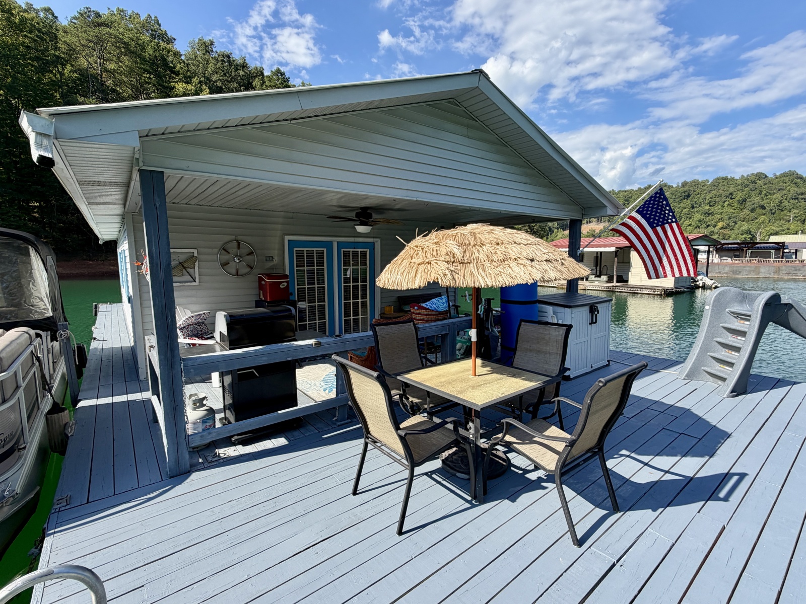 1994 Custom 20 x 33 Floating Cabin - Approx 613sqft