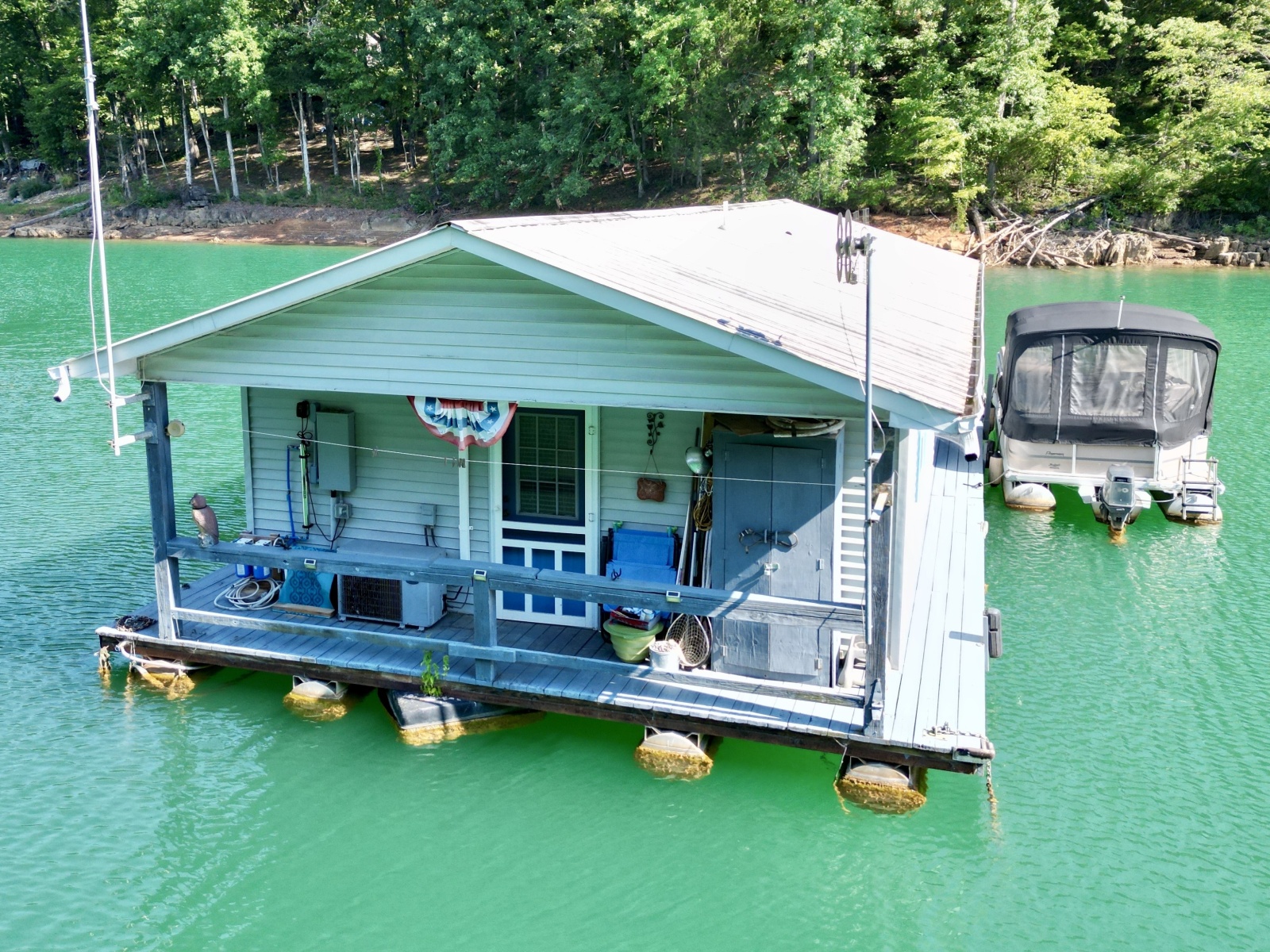 1994 Custom 20 x 33 Floating Cabin - Approx 613sqft