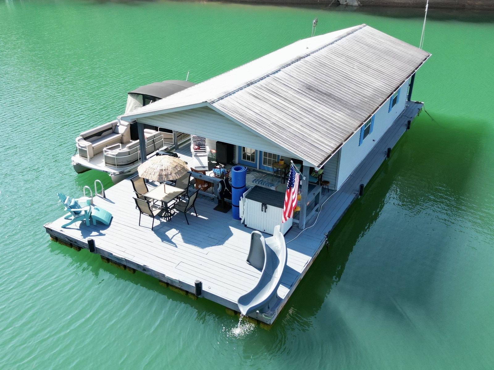 1994 Custom 20 x 33 Floating Cabin - Approx 613sqft